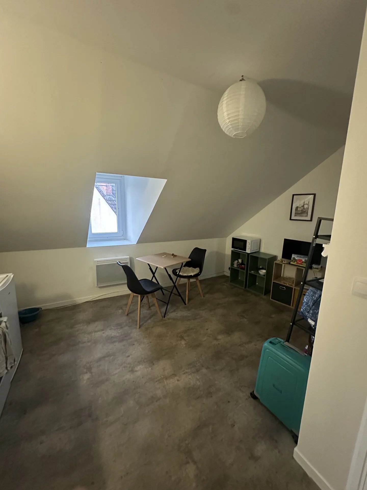 VIERZON –Studio meublé (appart n°6) - 16m² - 2ème étage + parking partagé