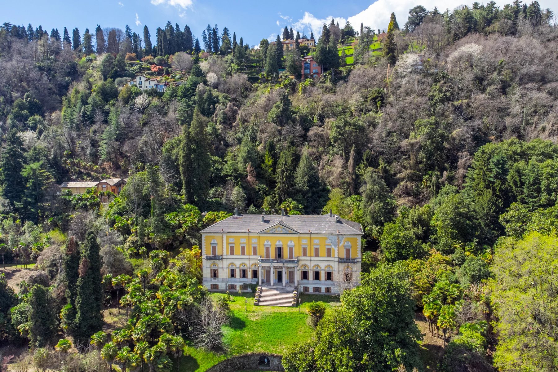 Prestigious period villa in neoclassical style with extraordinary views of the lake