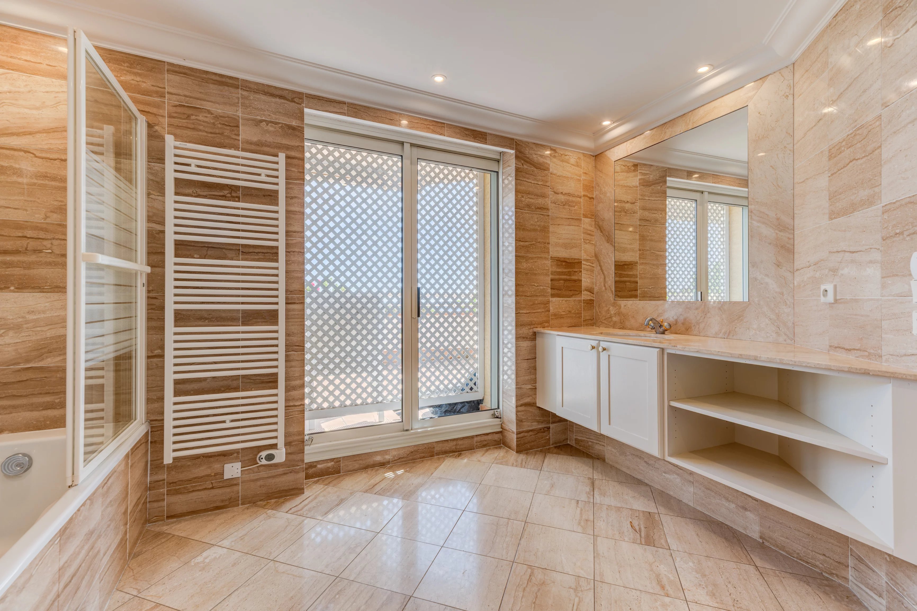  Image of Apartment - 2 Bedrooms - 1 Bathrooms for Sale in Alpes-Maritimes-Cannes-France, Image 9