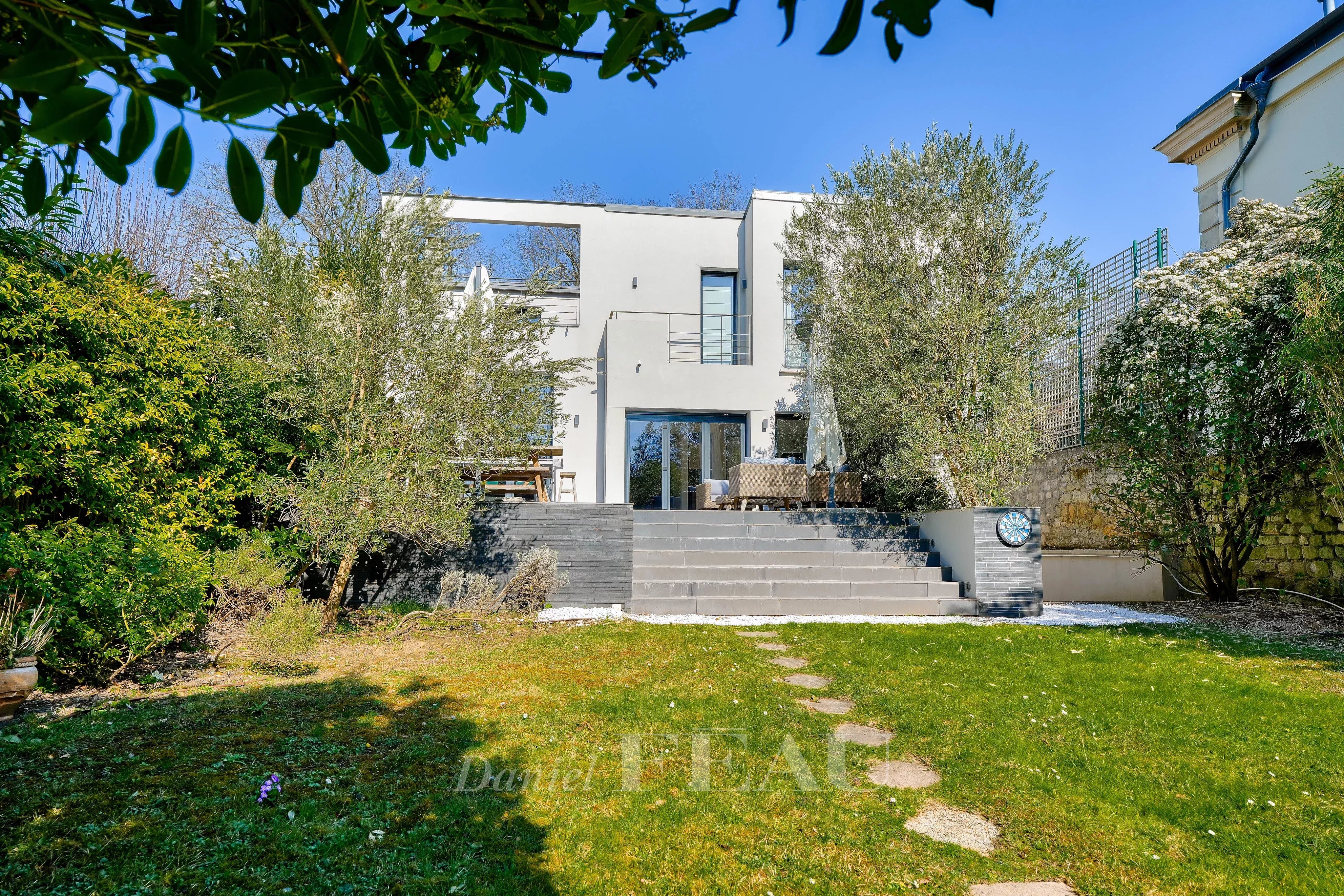 Garches – A 5-bed property bathed in sunshine
