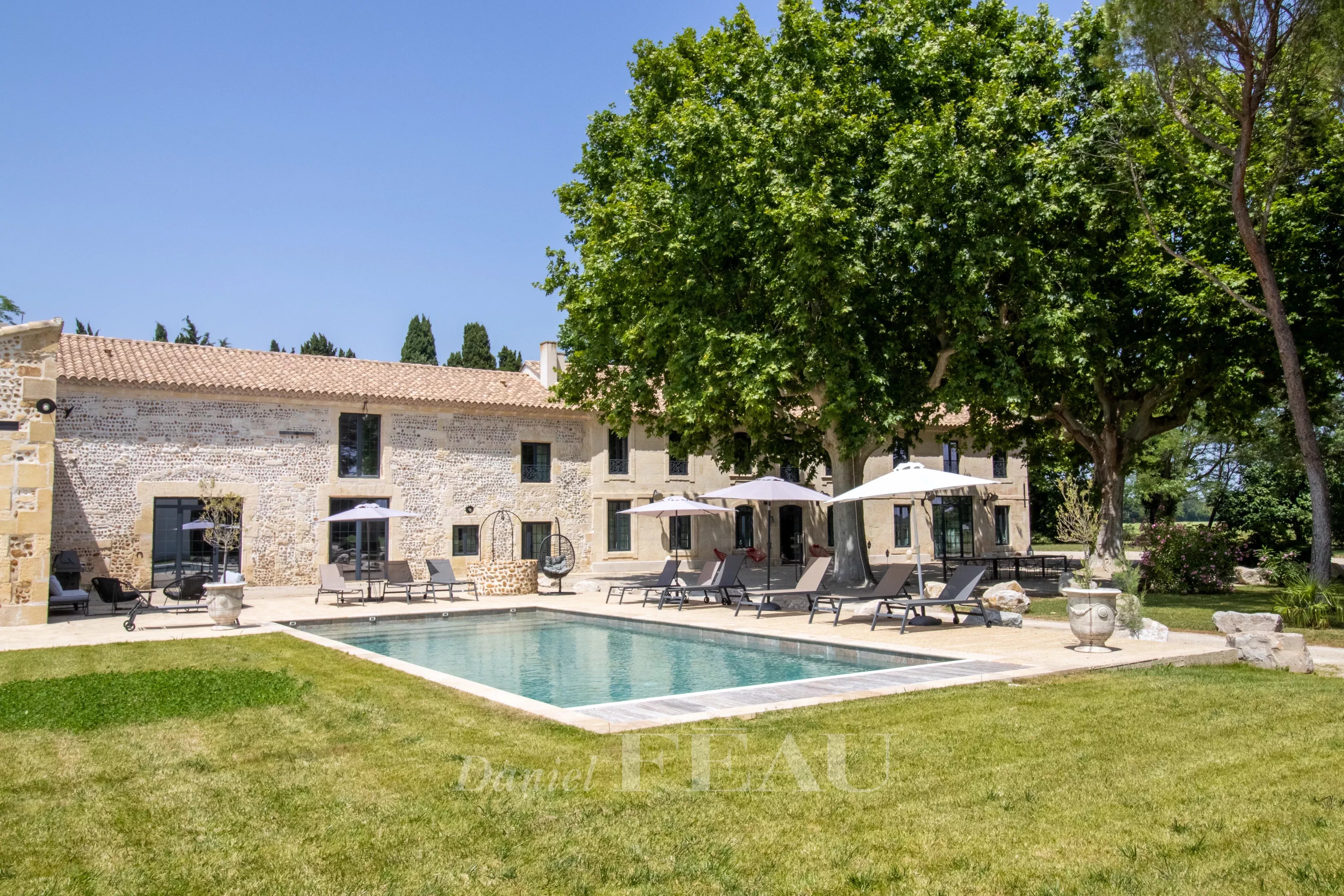 Raphèle-les-Arles – An entirely renovated property
