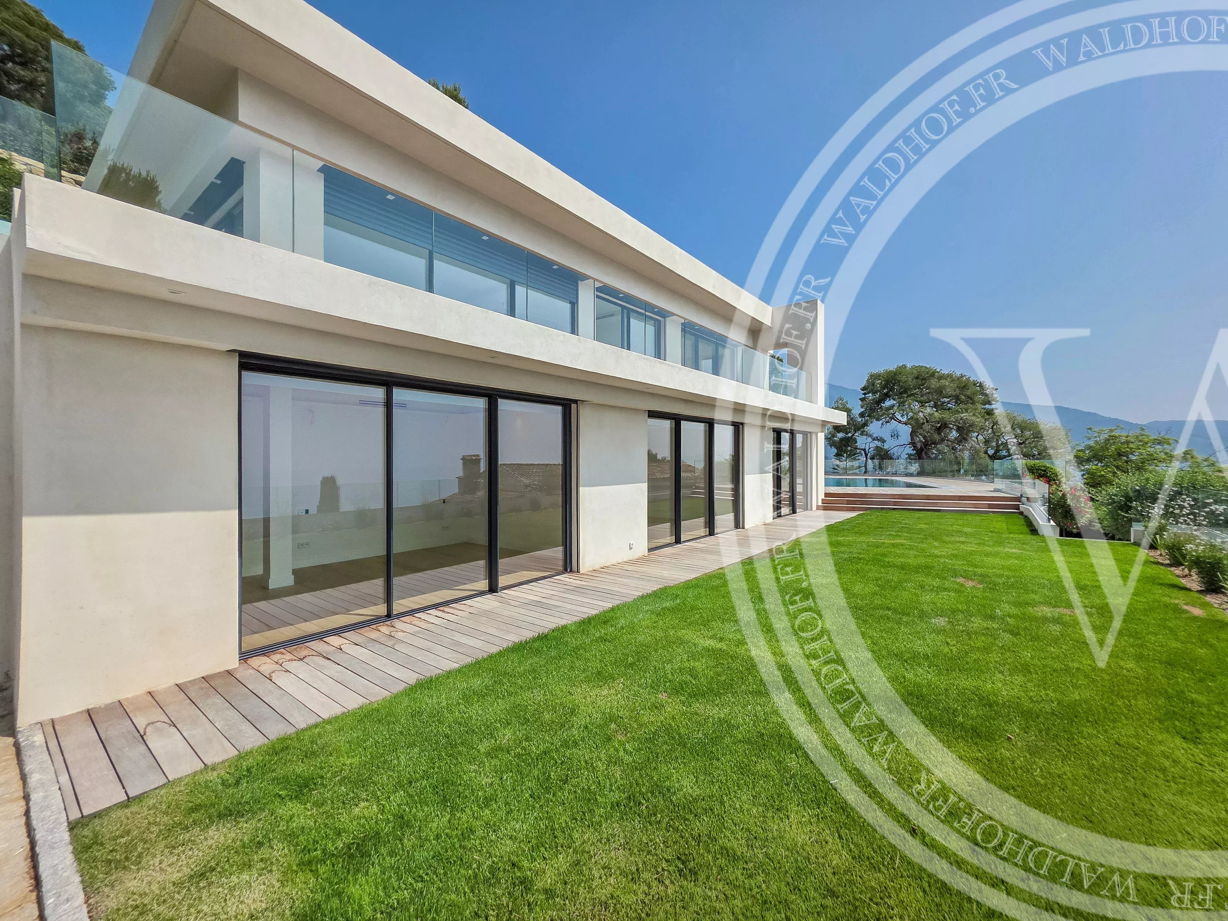 Nouvelle villa contemporaine avec piscine et vue panoramique sur la mer - Hameau de Roquebrune