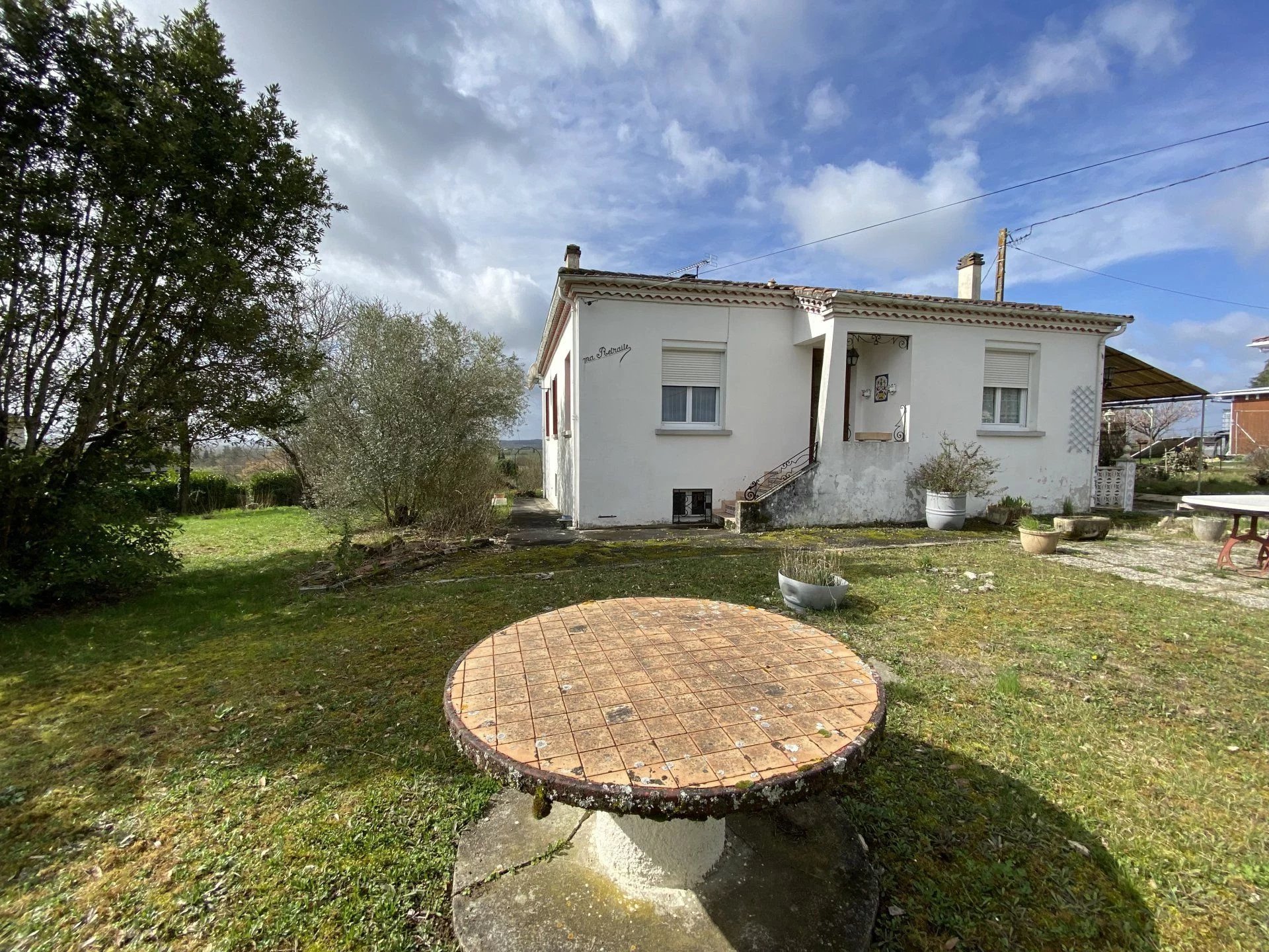 Maison à rafraîchir avec grand jardin et jolie vue à Monflanquin