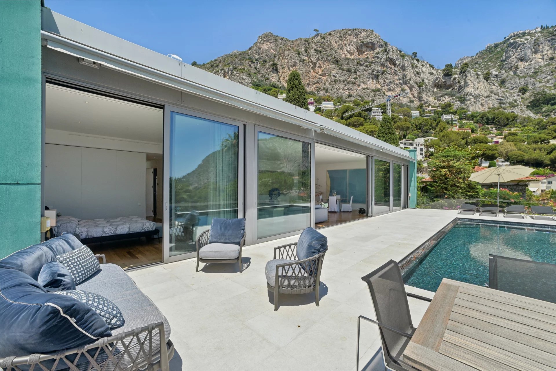 Villa contemporaine d'exception à Èze Bord de Mer – Un véritable écrin entre mer et montagne