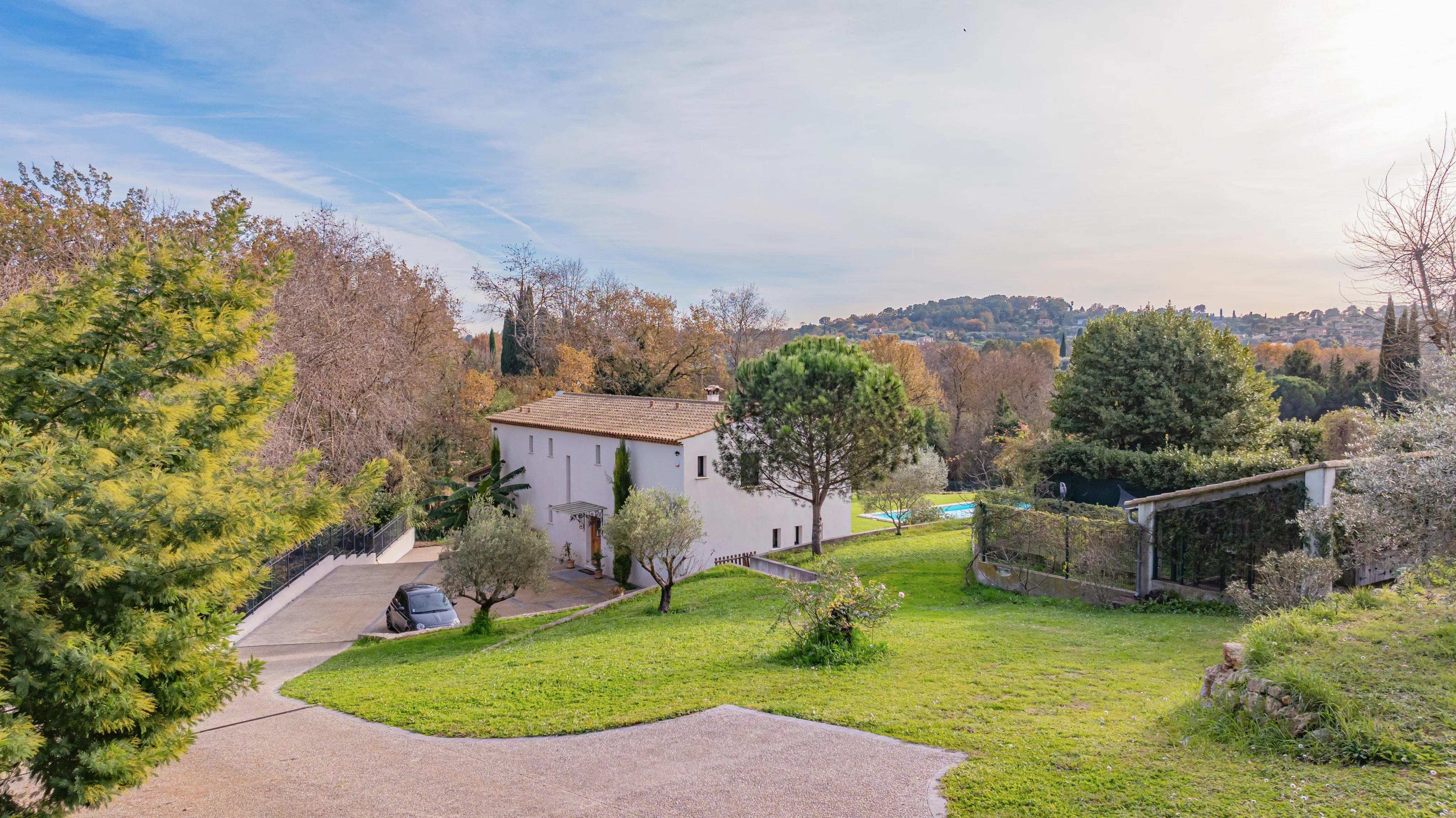 Modern villa with swimming pool in Châteauneuf-Grasse