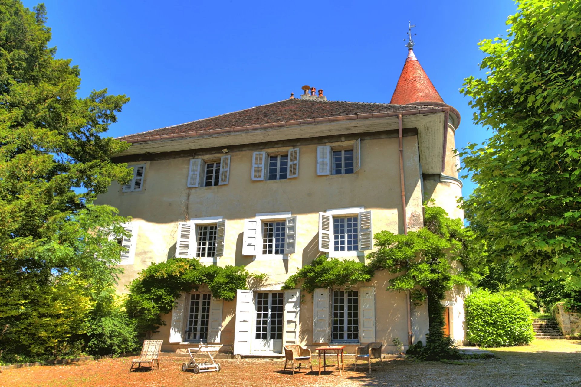 Sale Castle Grésy-sur-Aix