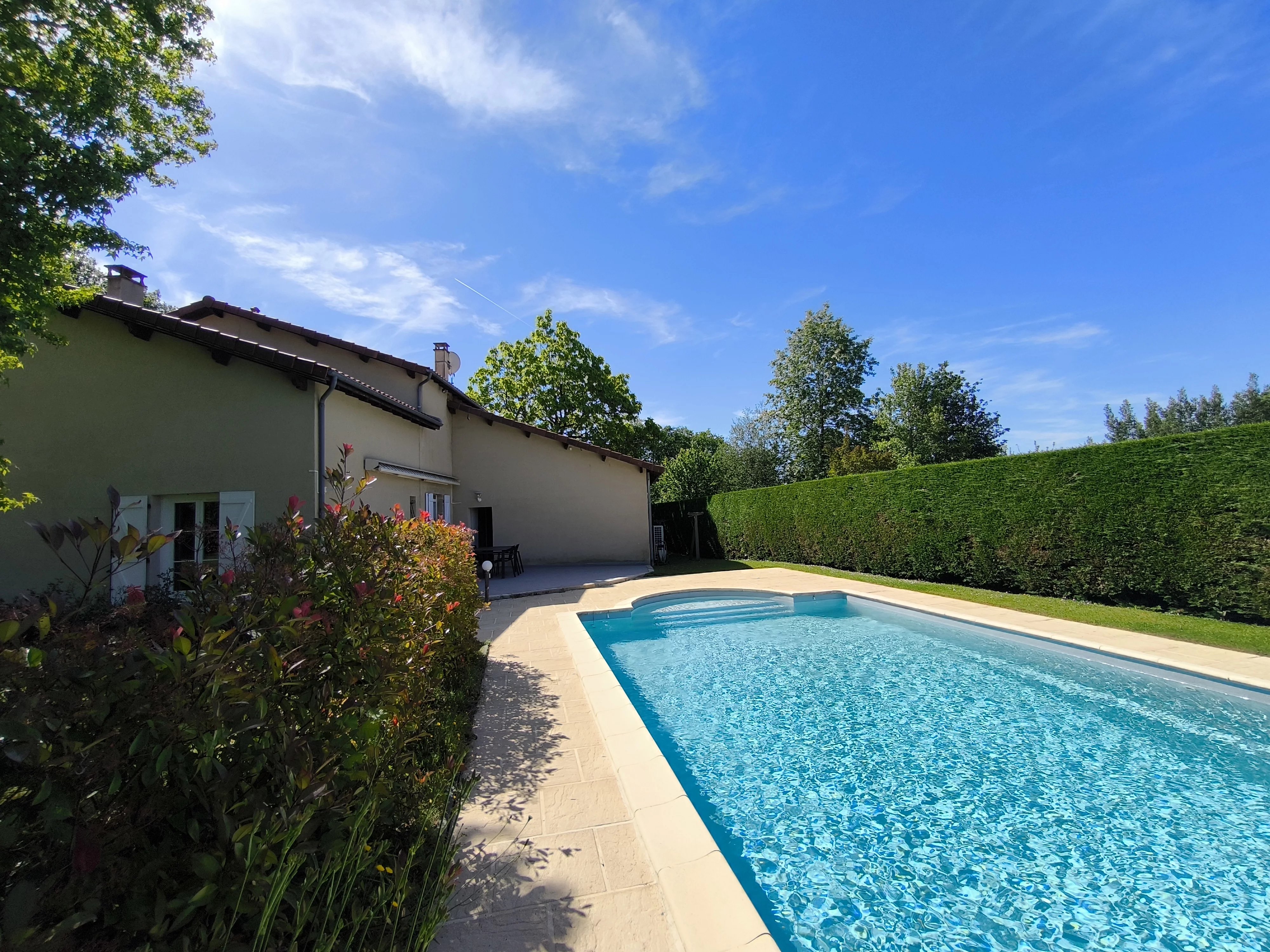 Fermette rénovée avec terrain  et piscine