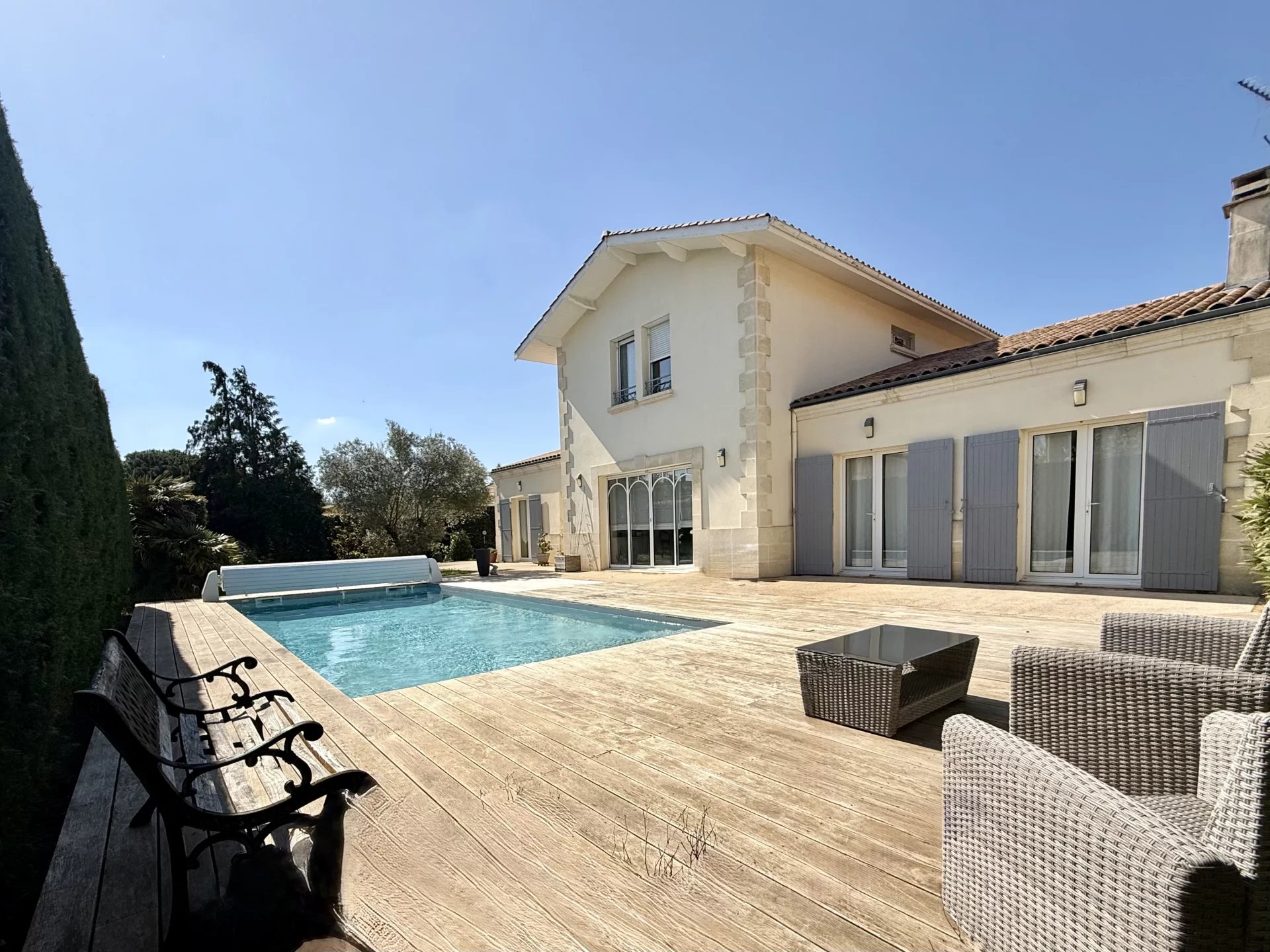 Elégante Maison Familiale: 5 chambres, Double-garage- Proche Golf Bordelais-Bordeaux