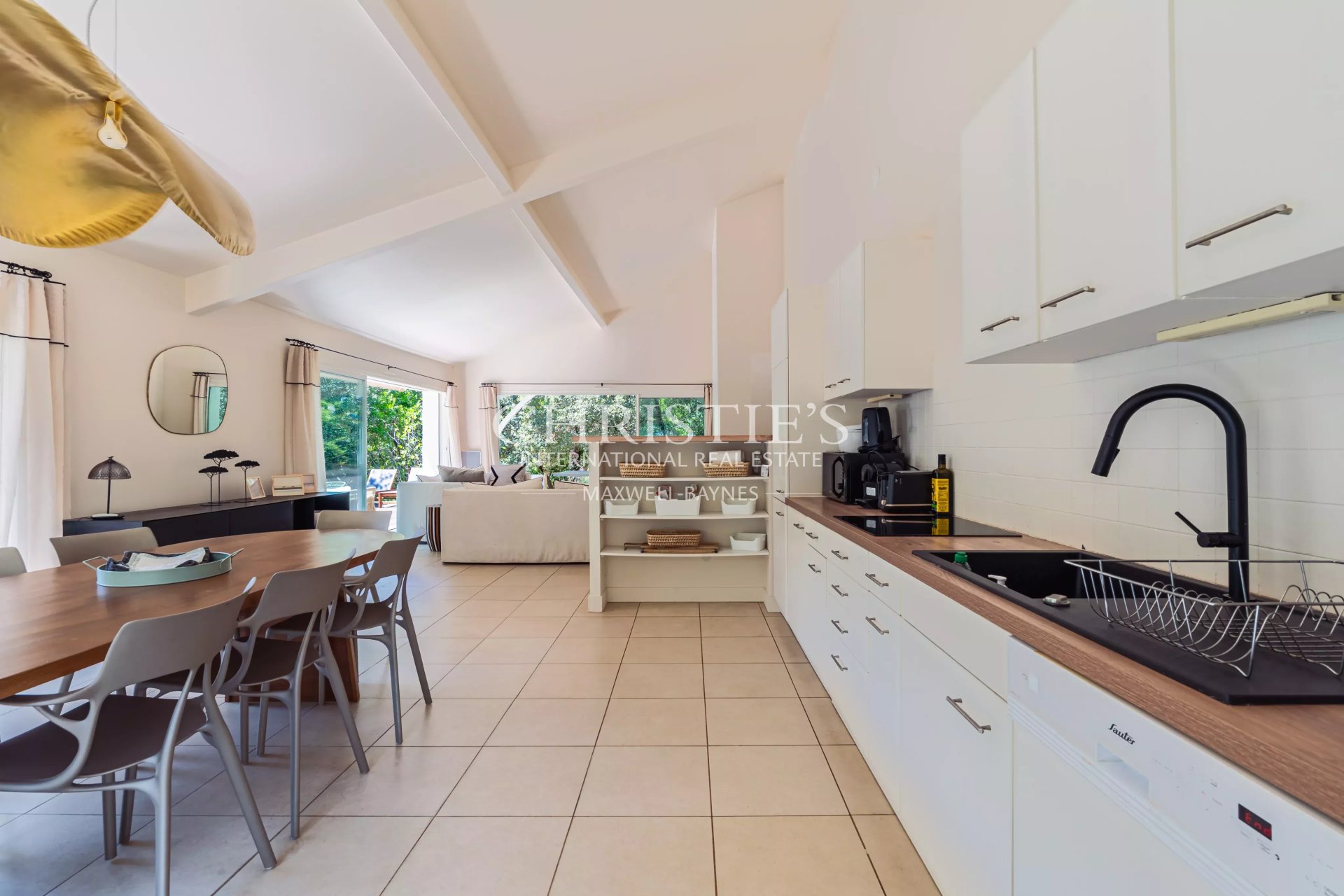 6 Bedroom Villa/Townhouse's Image 13