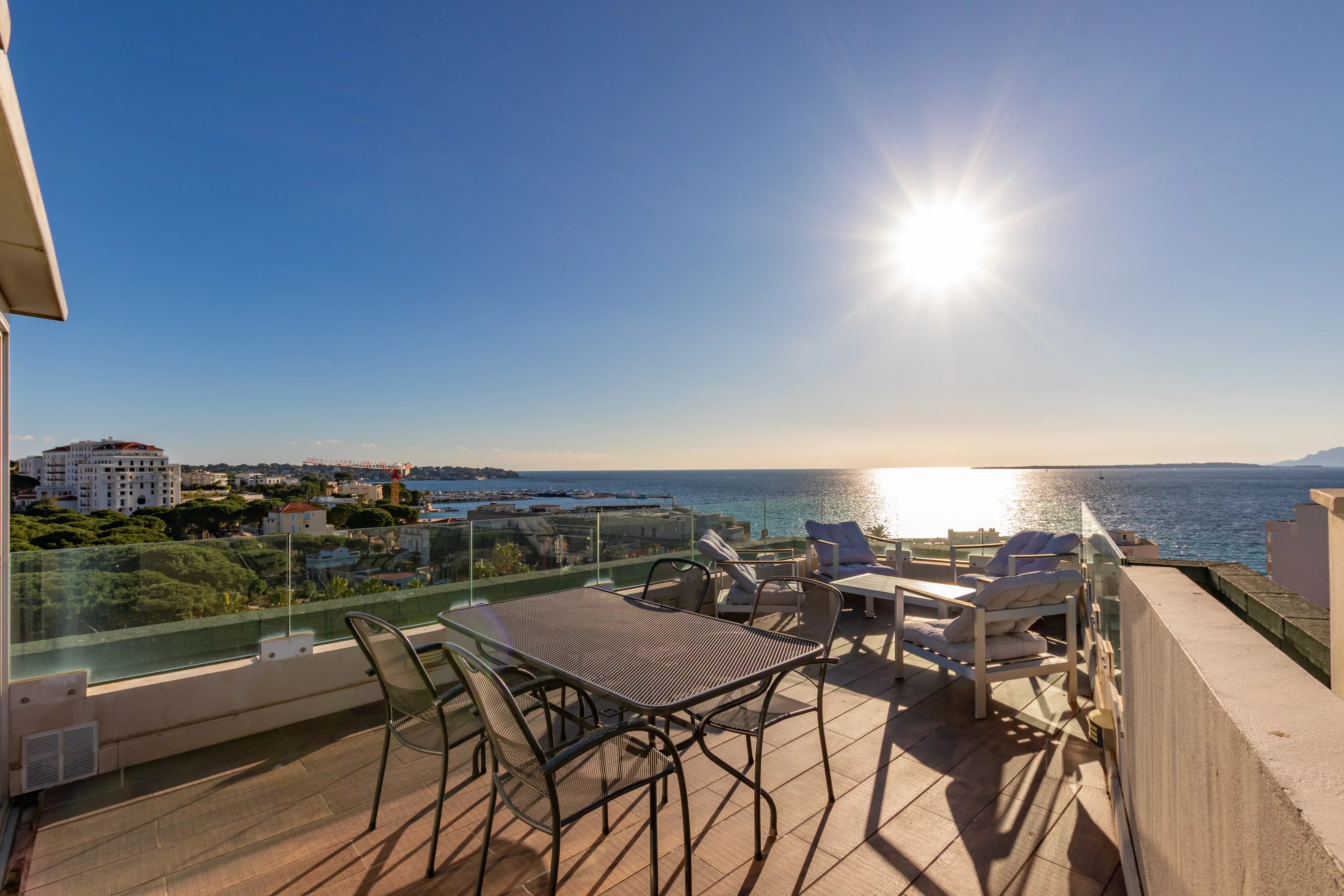 Juan les Pins | Top floor apartment with sea view