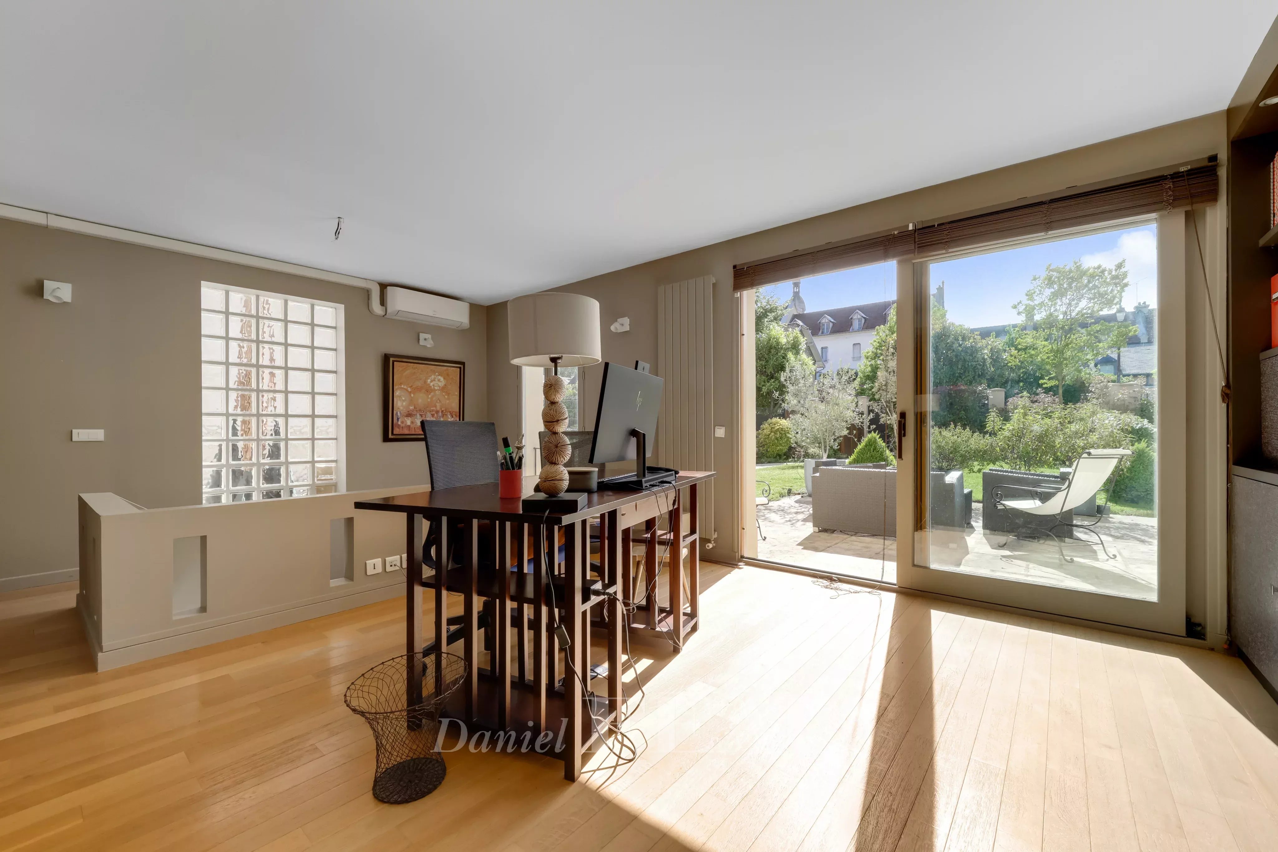 Bureau donnant de plain-pied sur terrasse extérieure