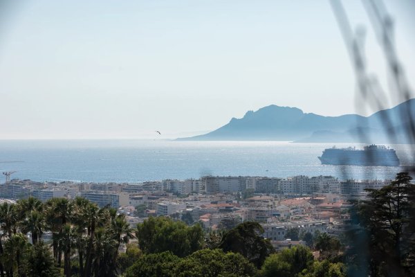 Luxury 4-Bedroom Family Apartment in Cannes overlooking the Sea — photo 7