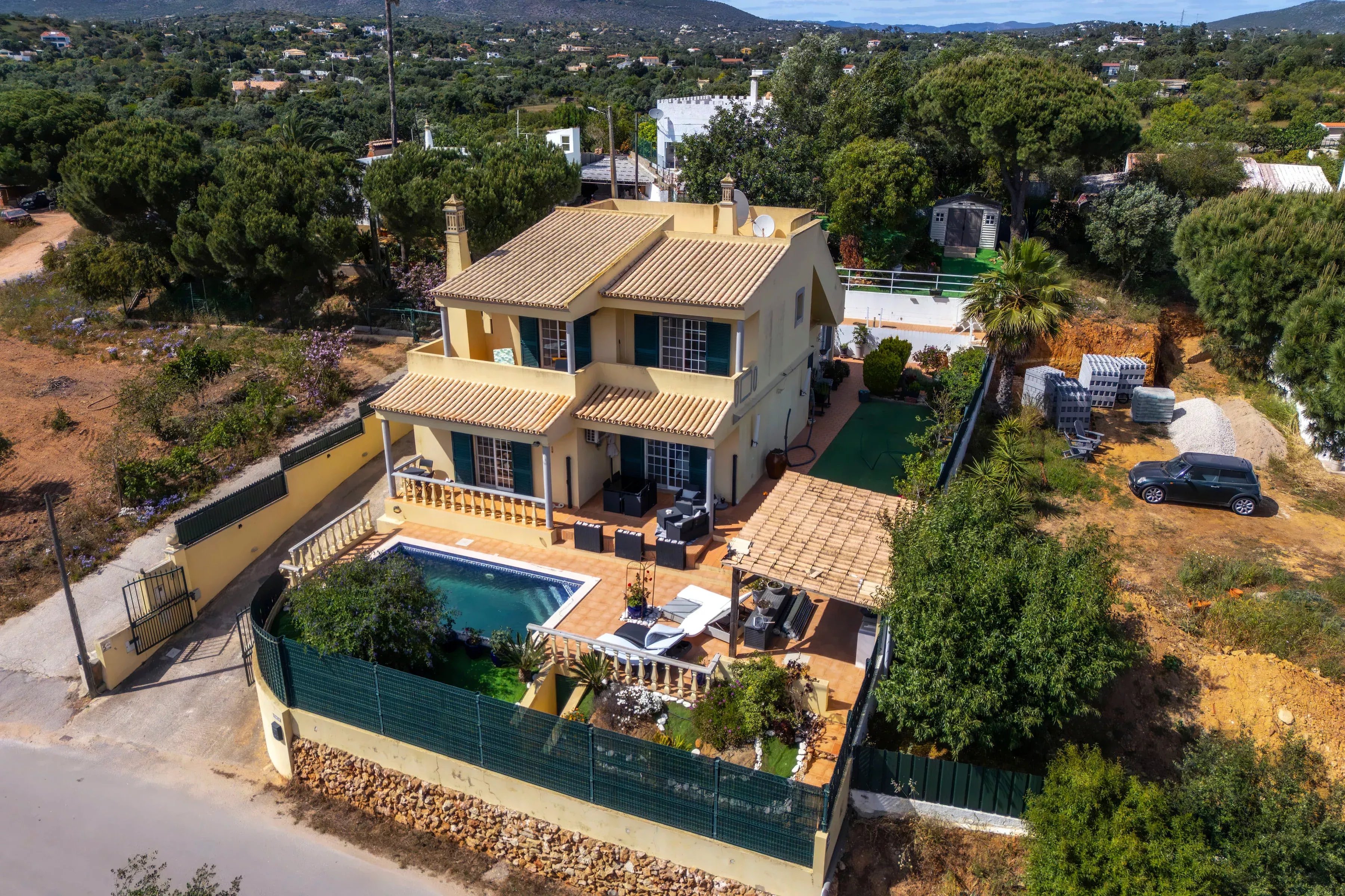 A fantastic, charming 4-bedroom villa with a garden and swimming pool on the outskirts of Olhão 87006245 image 3
