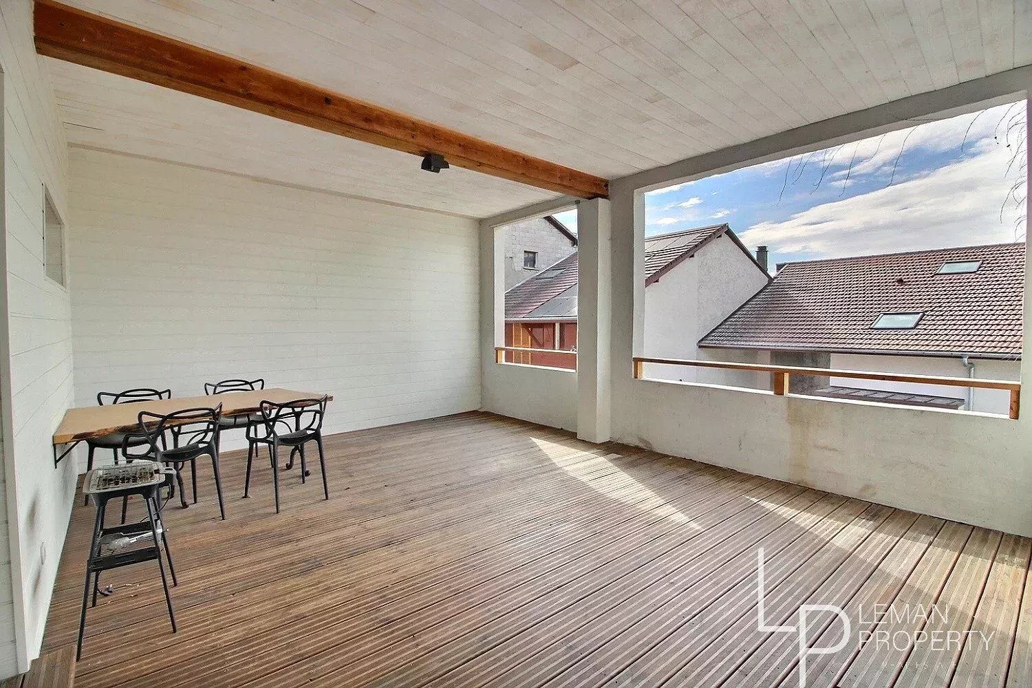 appartement de 150 m2 comprenant 5 pièces appartement de 150 m2 comprenant 5 pièces