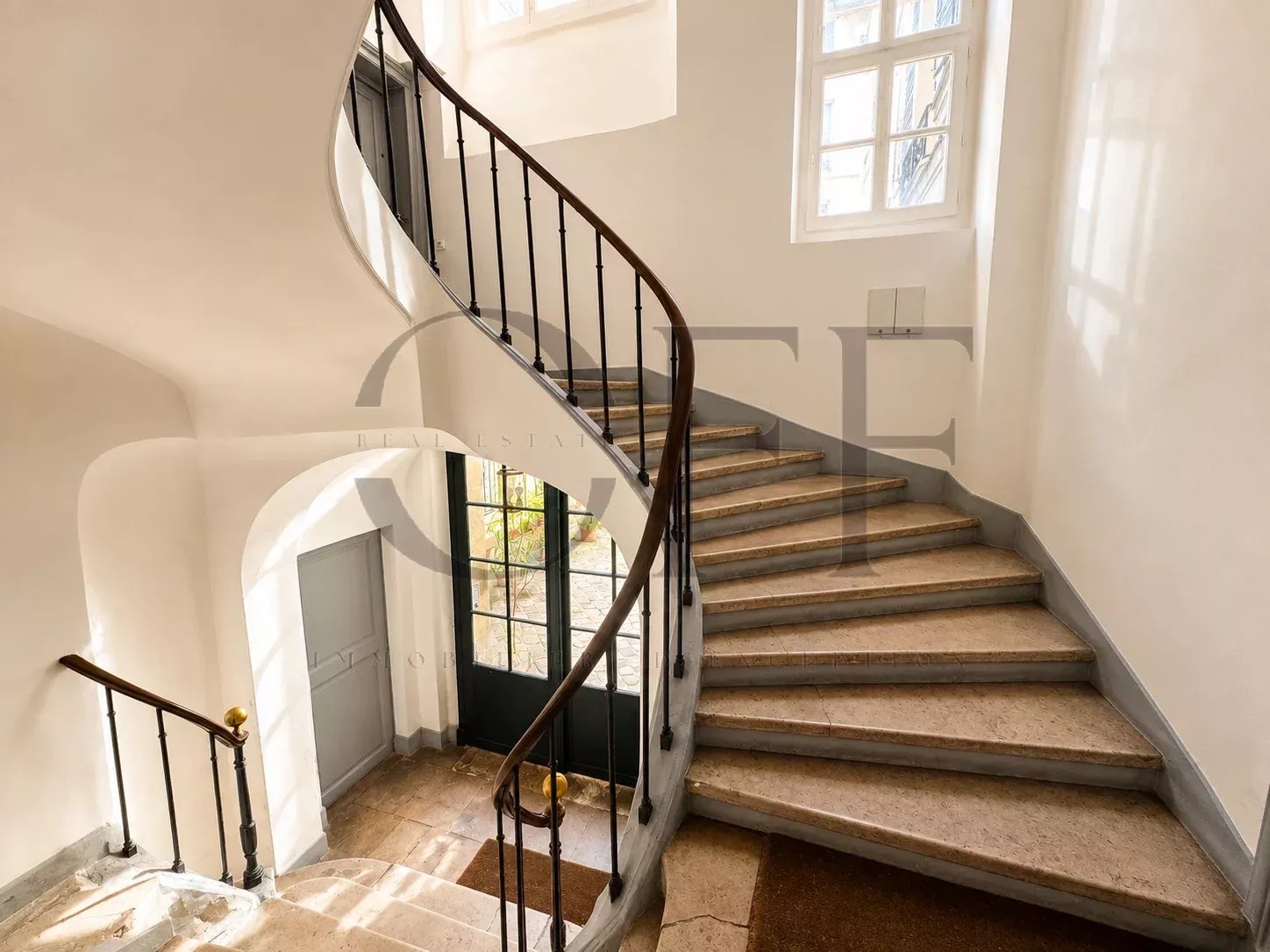 75006 PARIS – Bien atypique sur deux niveaux – Profession libérale ou appartement– 110 m² - Photo 2