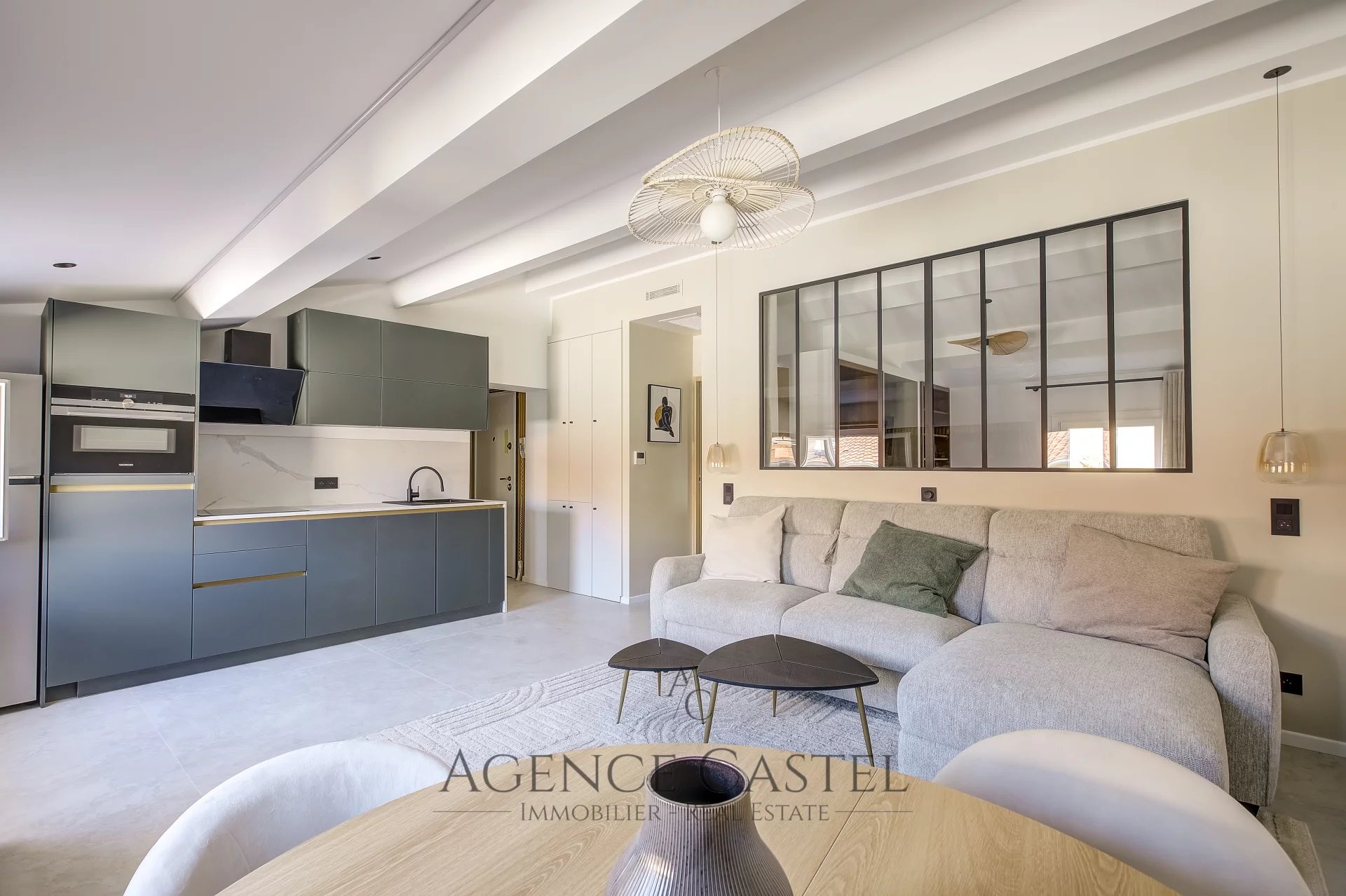 NICE/ VIEUX NICE: Beautiful 2-bedroom apartment top floor