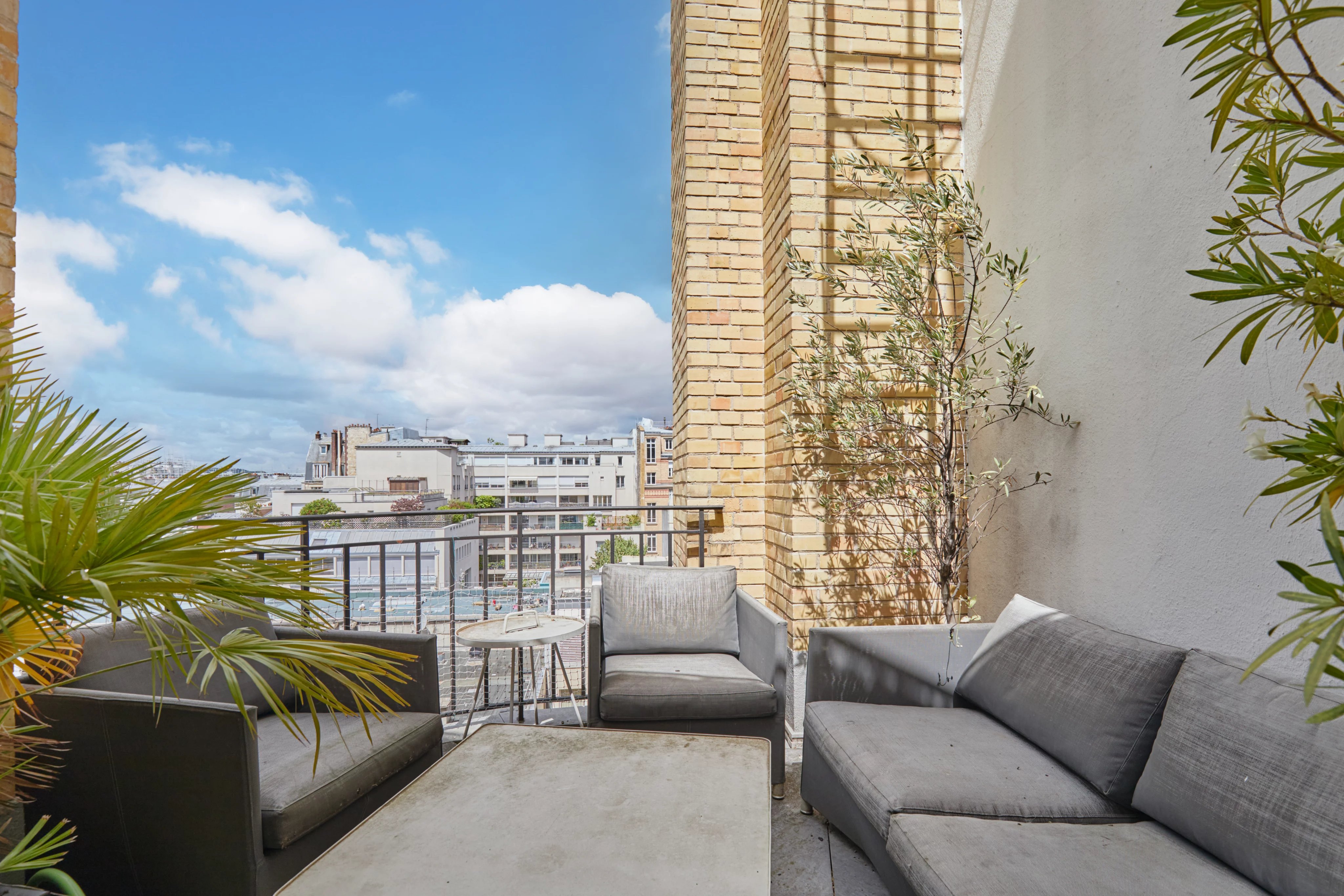 PARIS XVI - Familial flat with terrace - studio and car park