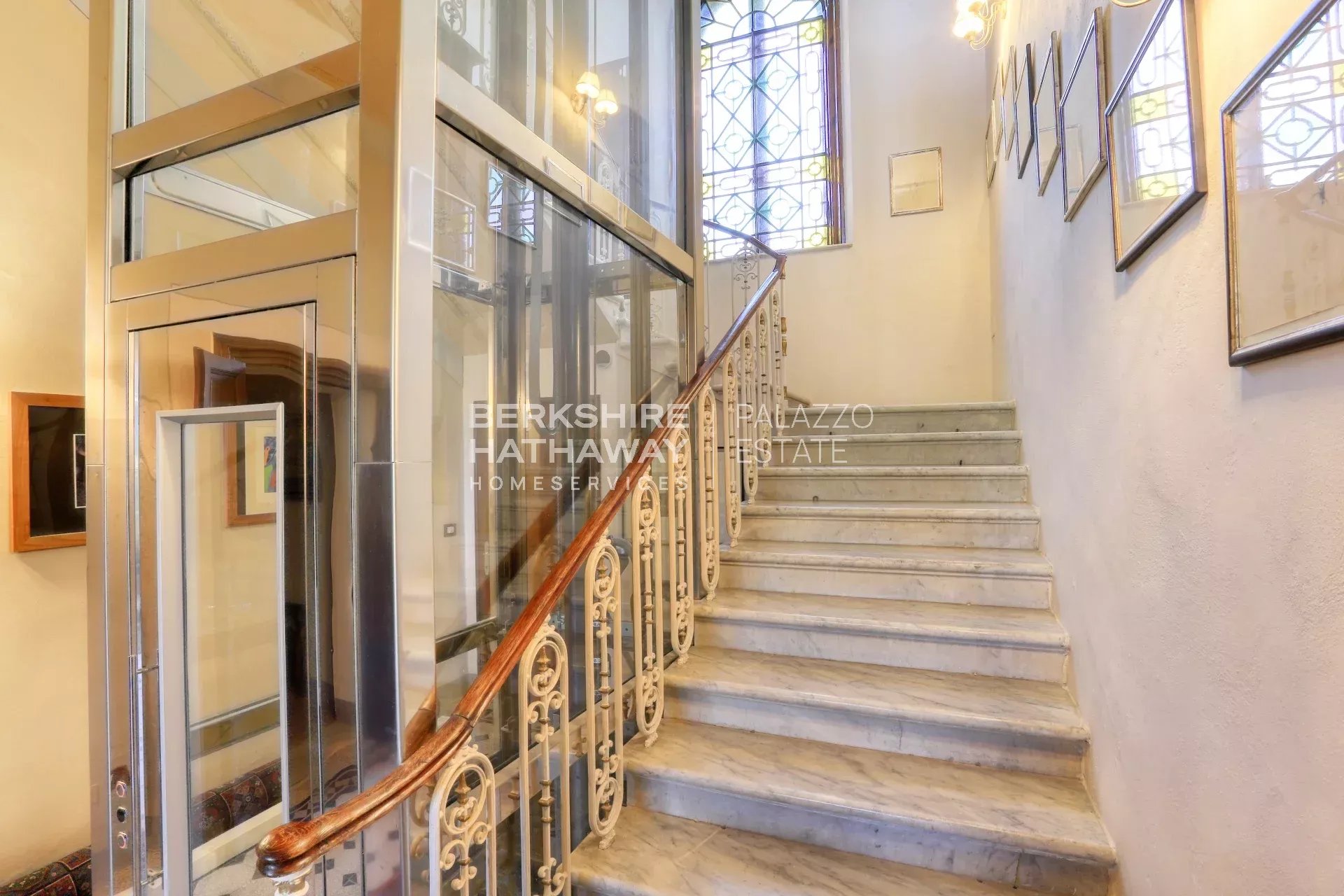 Elegante Villa d'Epoca con Vista Mare e Piscina a Riparbella