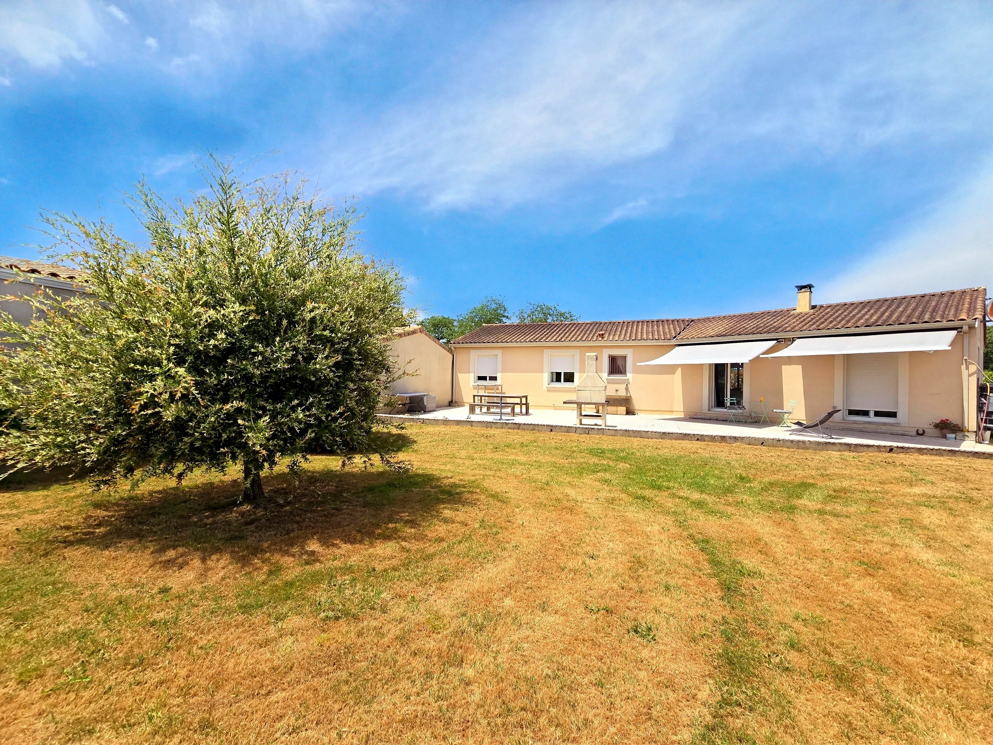 Single-Storey Home with Garden, Just Steps from the Centre of Eymet