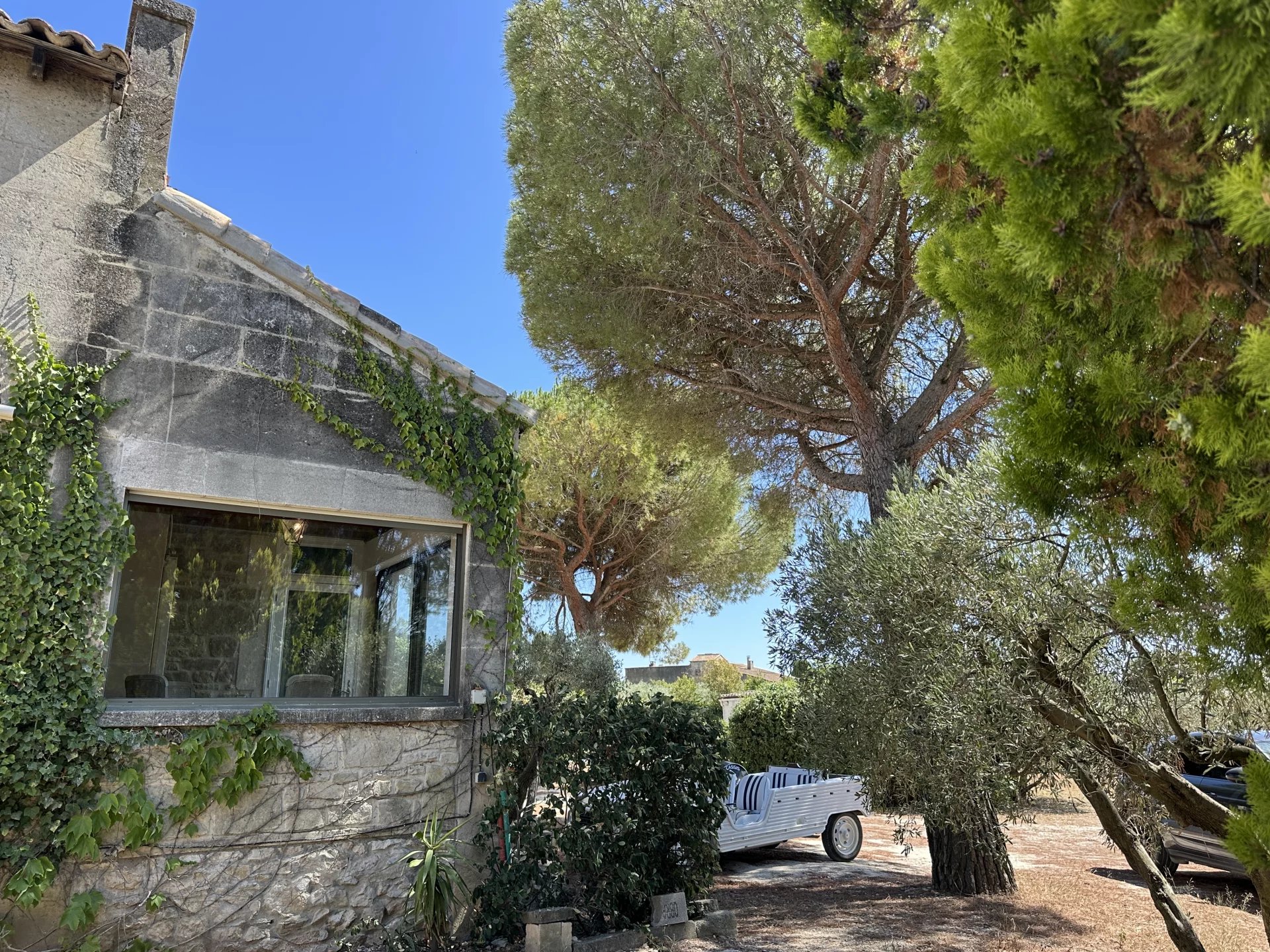 FONTVIEILLE - HOUSE FOR SALE WITH SWIMMING POOL