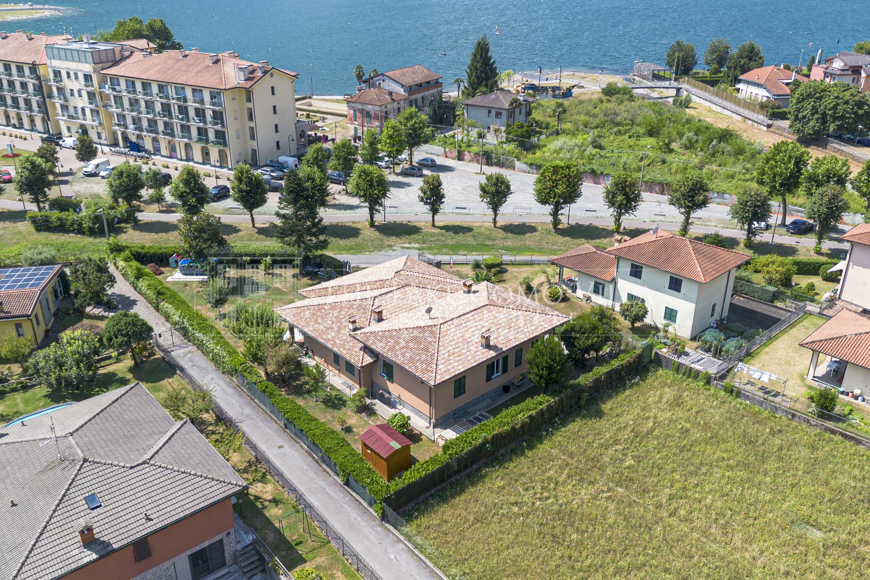 Fully Renovated Detached Villa with Garden, Just Steps from the Lake