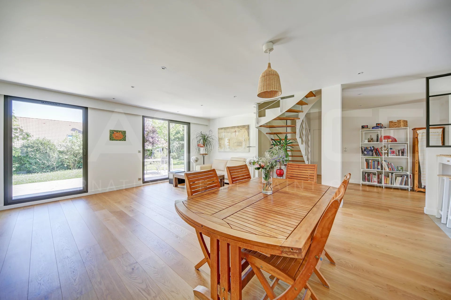 Agence immobilière de PARIS - LONDON - PAROS