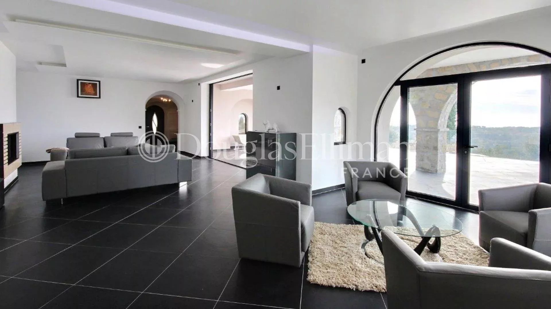 MOUGINS : Superbe Villa en Pierre avec Vue Mer à Deux Pas du Village - Image nᵒ3