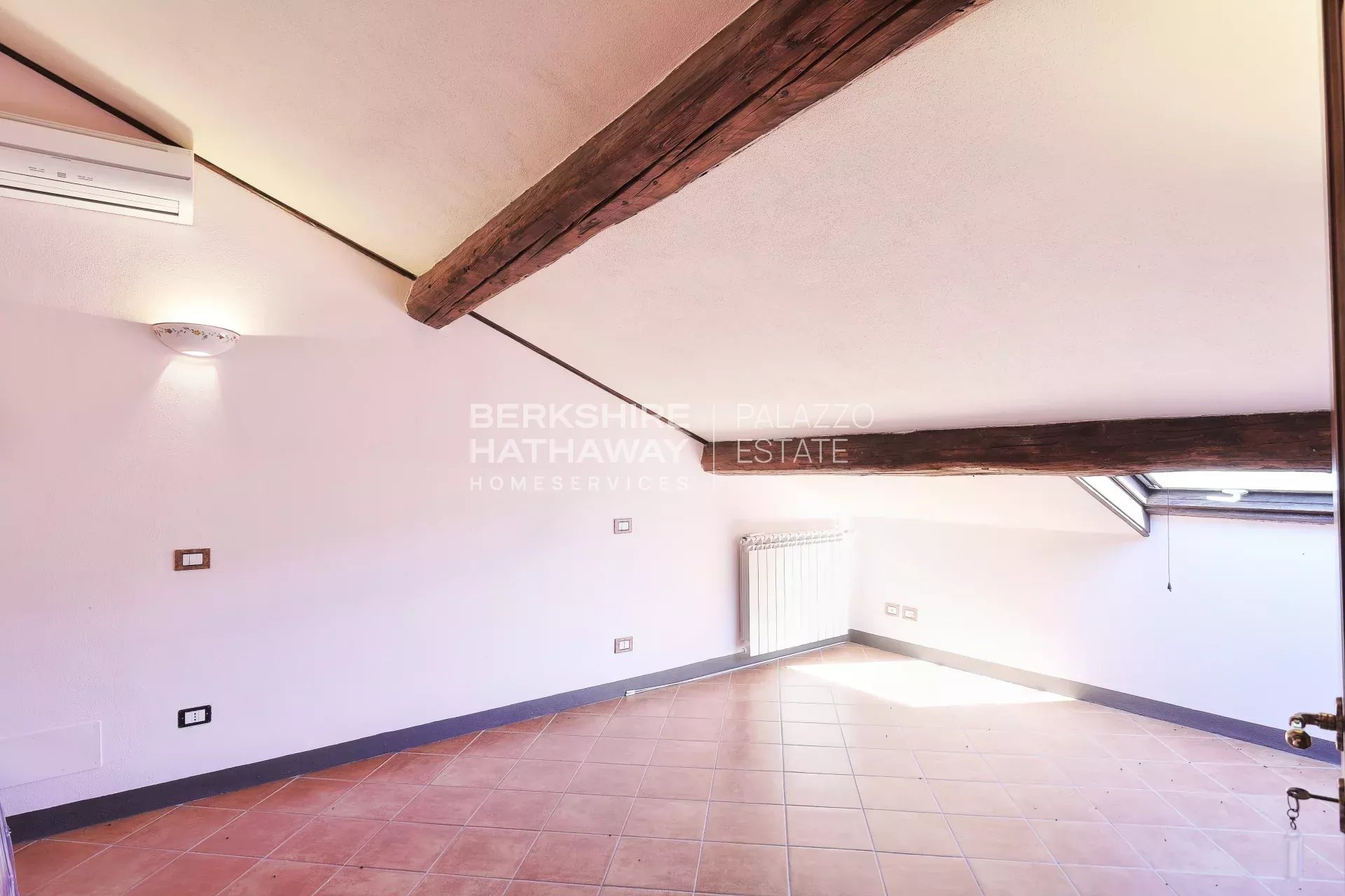 Elegante Villa d'Epoca con Vista Mare e Piscina a Riparbella
