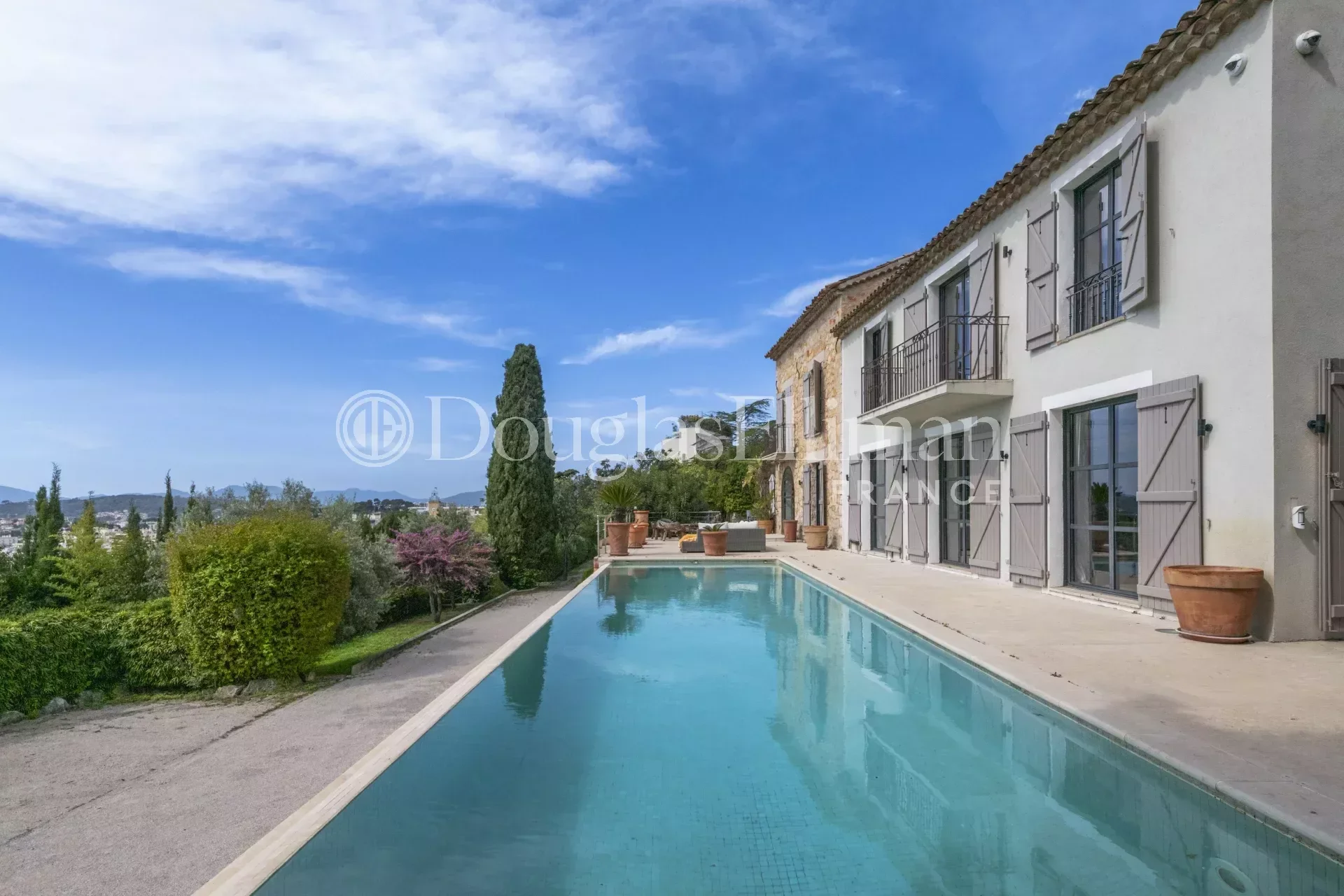 CANNES – Contemporary villa with swimming pool and panoramic sea view in the hills above Cannes - Picture n°3