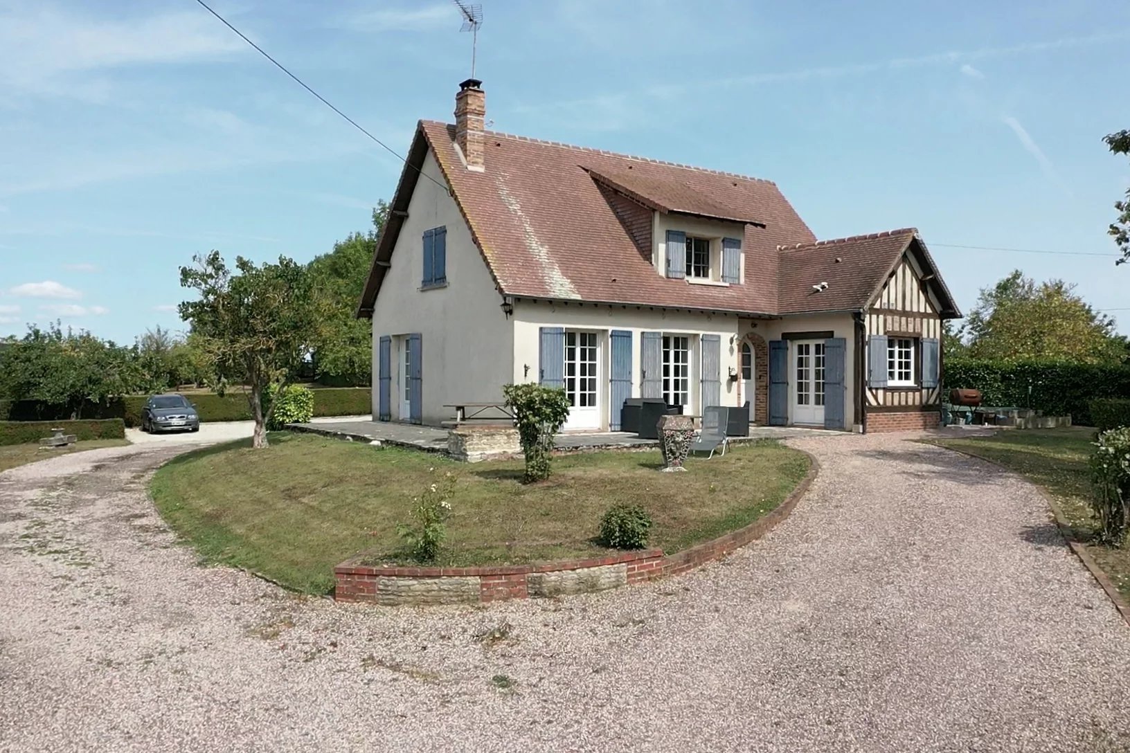 SOUS COMPROMIS DE VENTE PAR NOS SOINS   .......   BELLE CONTEMPORAINE DE 120 M² HAB, sur Sous-Sol complet et Plus de 1 350 m² de Terrain.