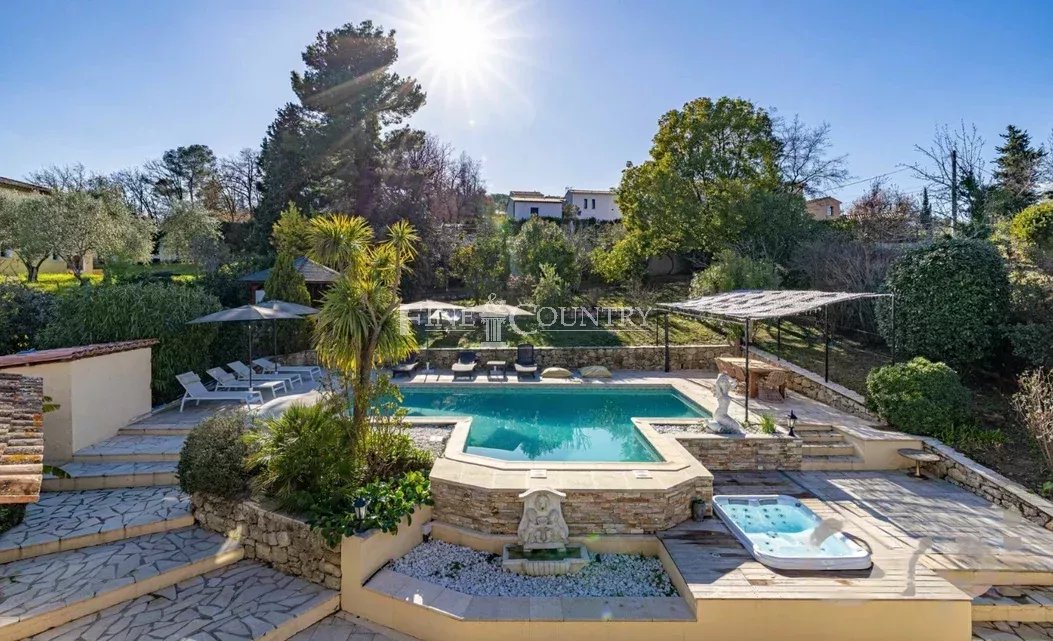 For sale  Villa in Valbonne - Panoramic view Accommodation in Cannes