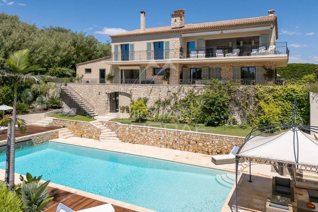 Villa for sale in Cannes — Luxe Familievilla Cannes | Erfgoedgoed met Zeezicht Super-Cannes