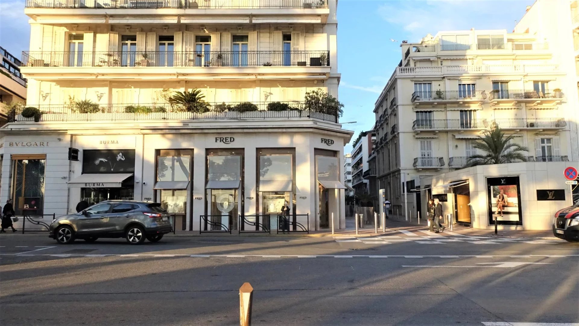 CANNES , COEUR BANANE  ,VENTE MURS OCCUPES