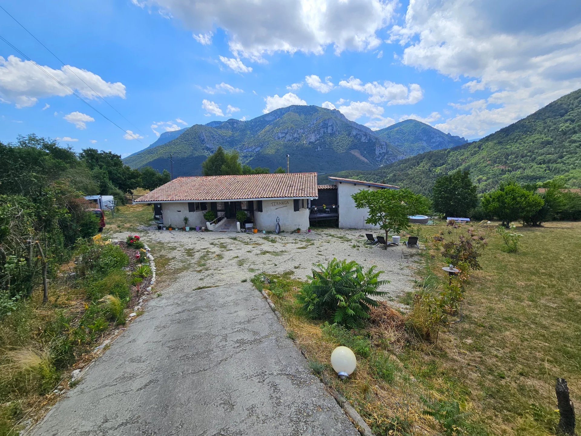 Vue imprenable sur les montagnes depuis cette villa unique de 3 chambres.