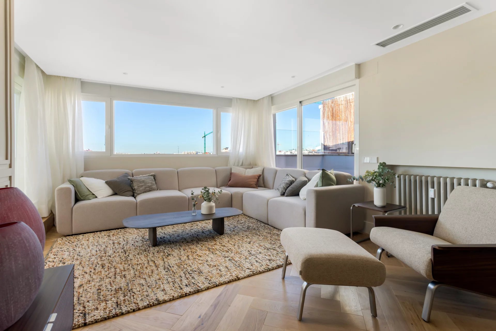 Penthouse récemment rénové : lumière naturelle et espace