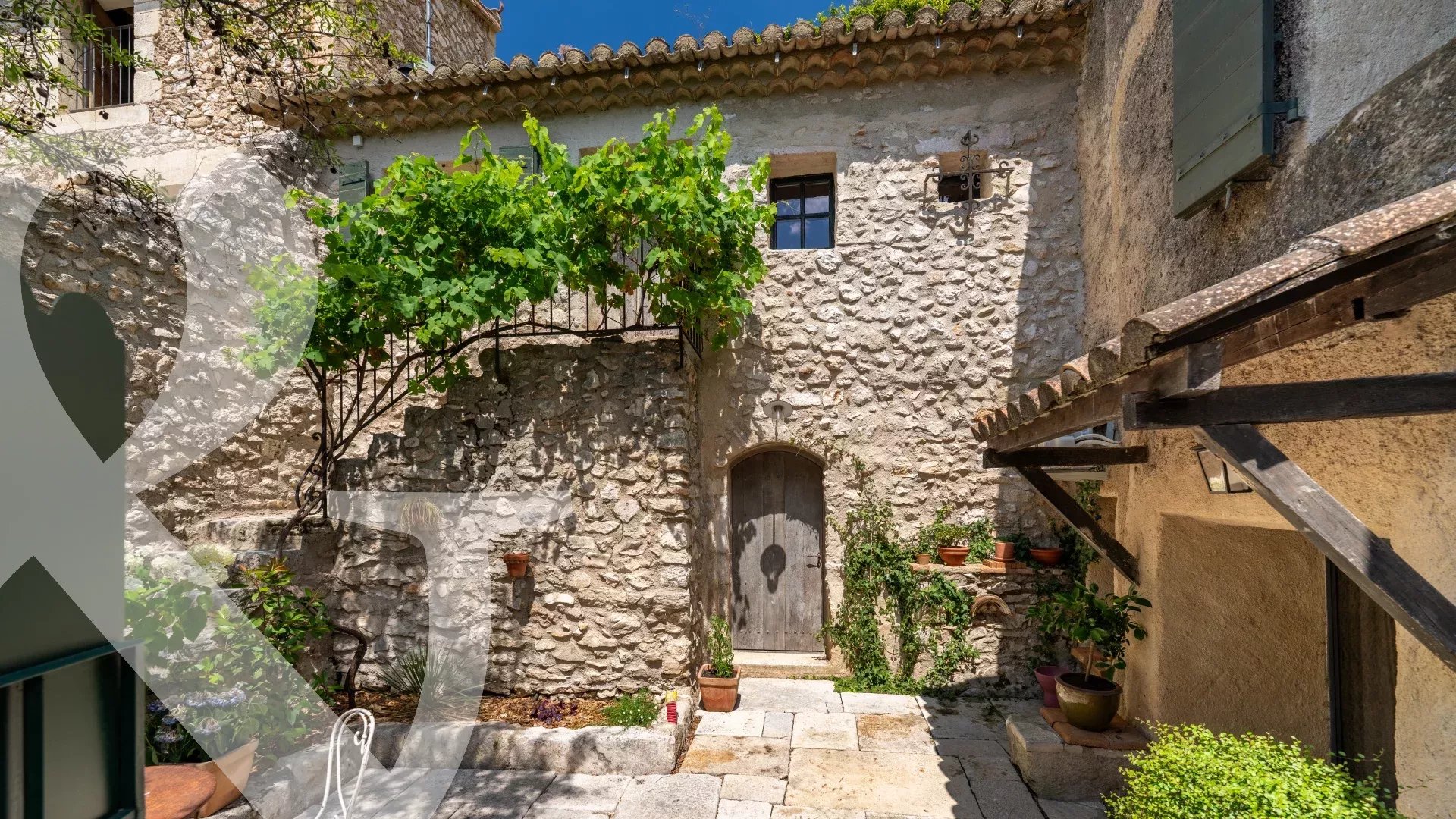 MAISON DE VILLAGE EN PIERRE