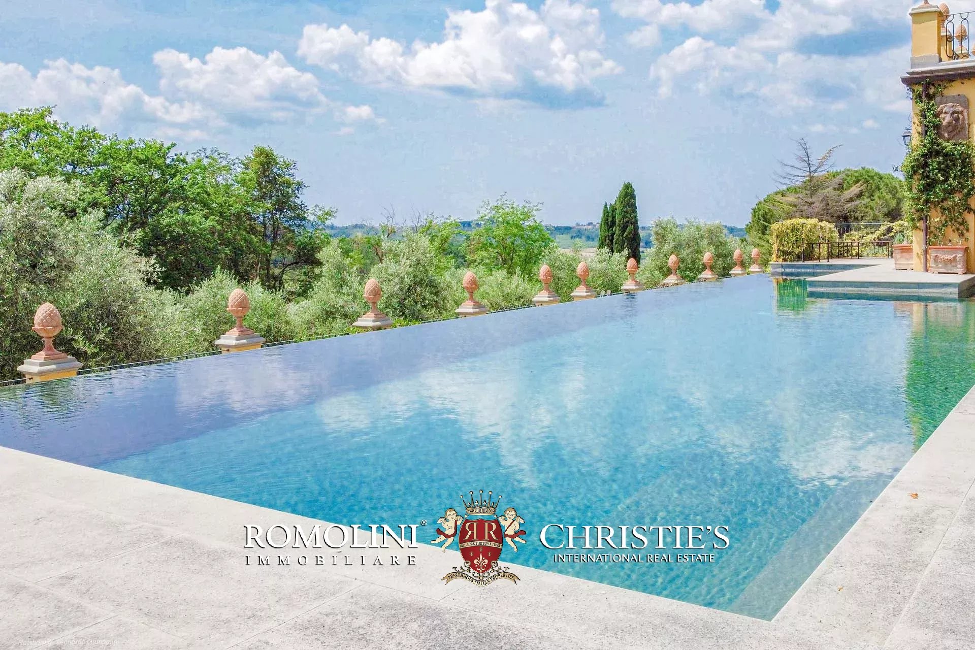 27 Bedroom Villa/Townhouse's Image 3