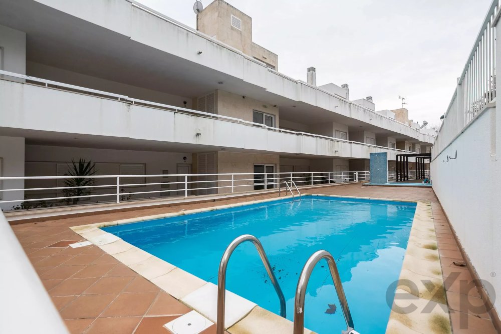 T2 com piscina, 2 terraços e estacionamento perto da praia do Barril
