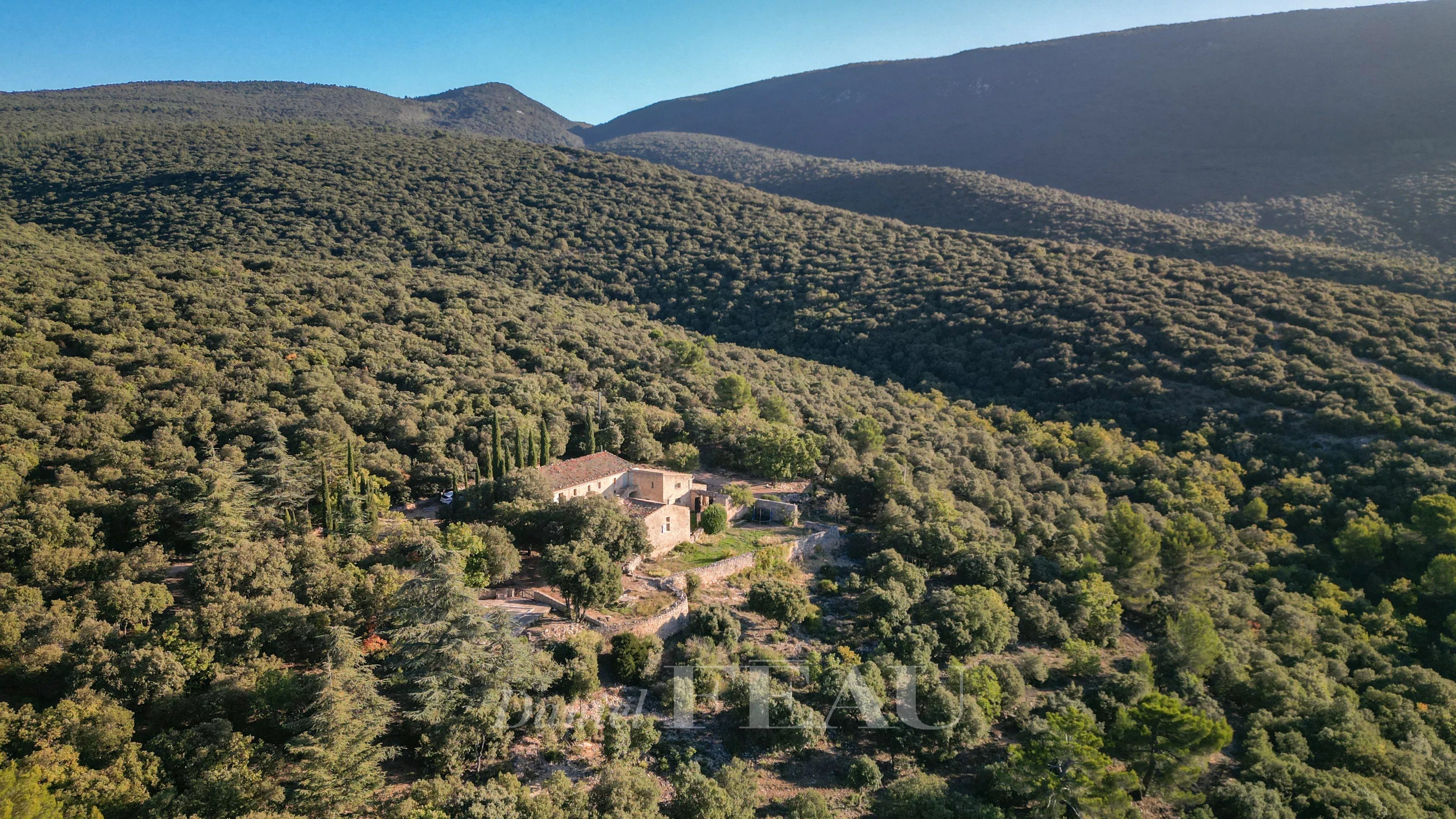 RUSTREL - ENSEMBLE RURAL À RENOVER