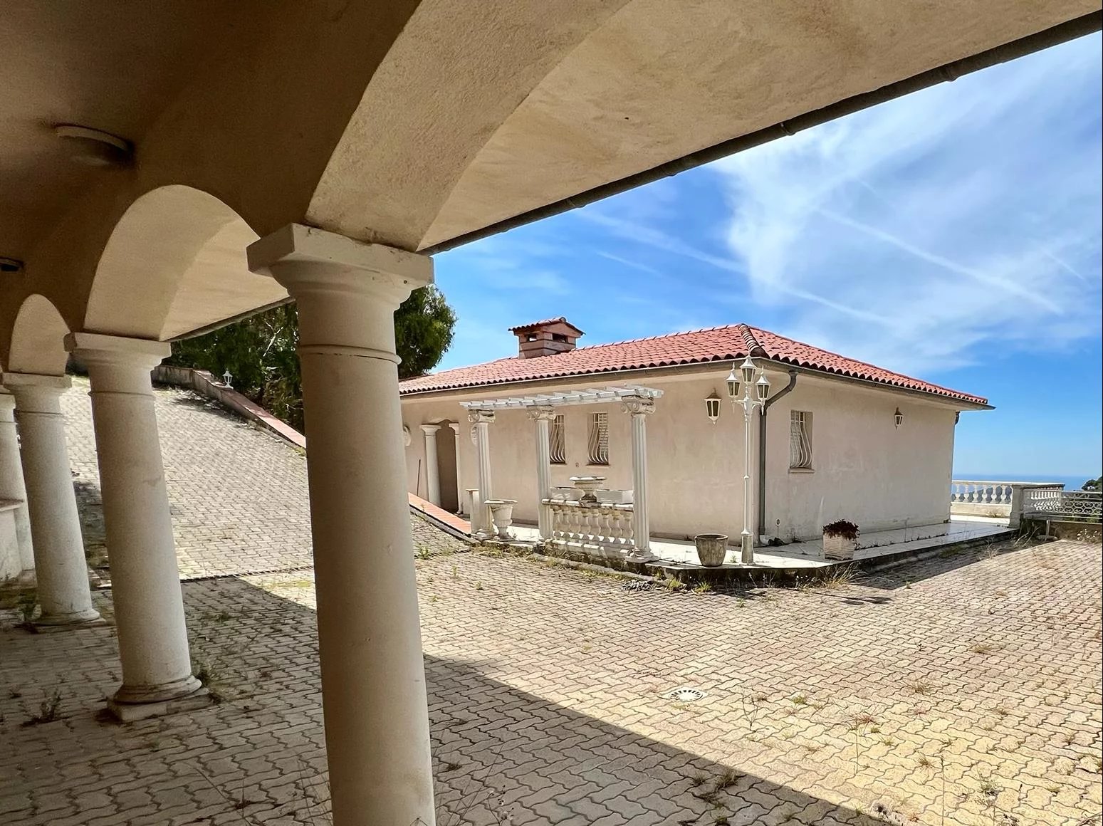 VILLA 208M2 AVEC VUE SOMPTUEUSE SUR LA RADE