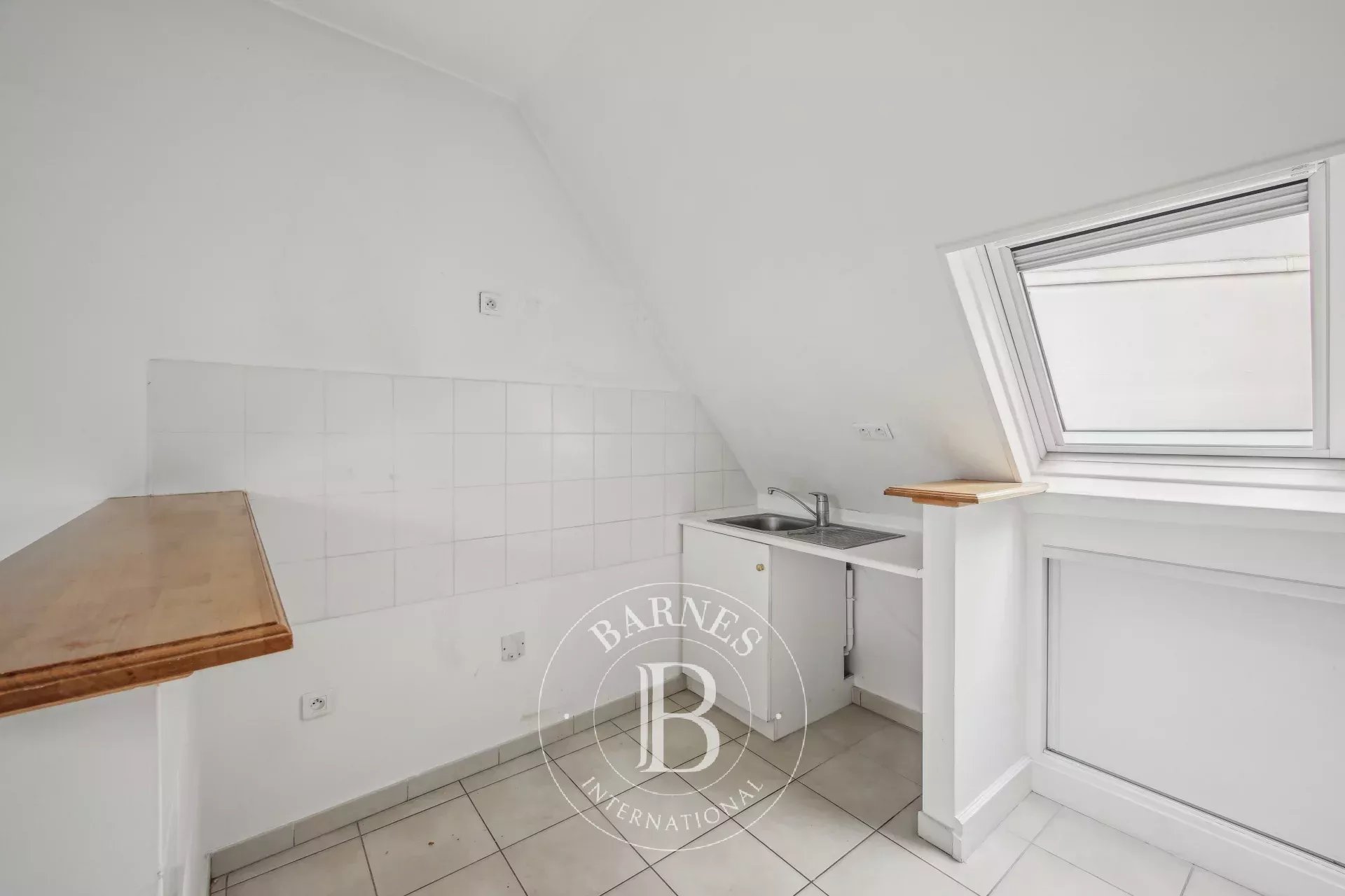 Paris 6 - Saint Placide - Top floor - Lift - Requiring renovation - Peace and quiet.