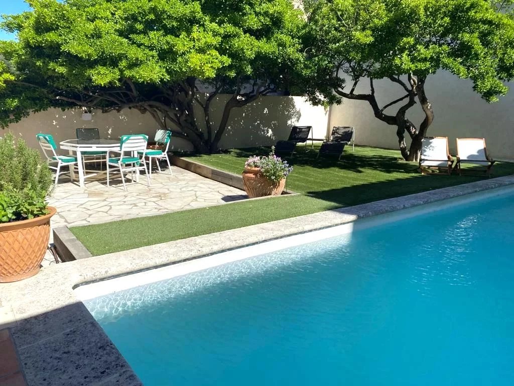 A vendre à La Garde Freinet : Maison de village avec jardin et piscine