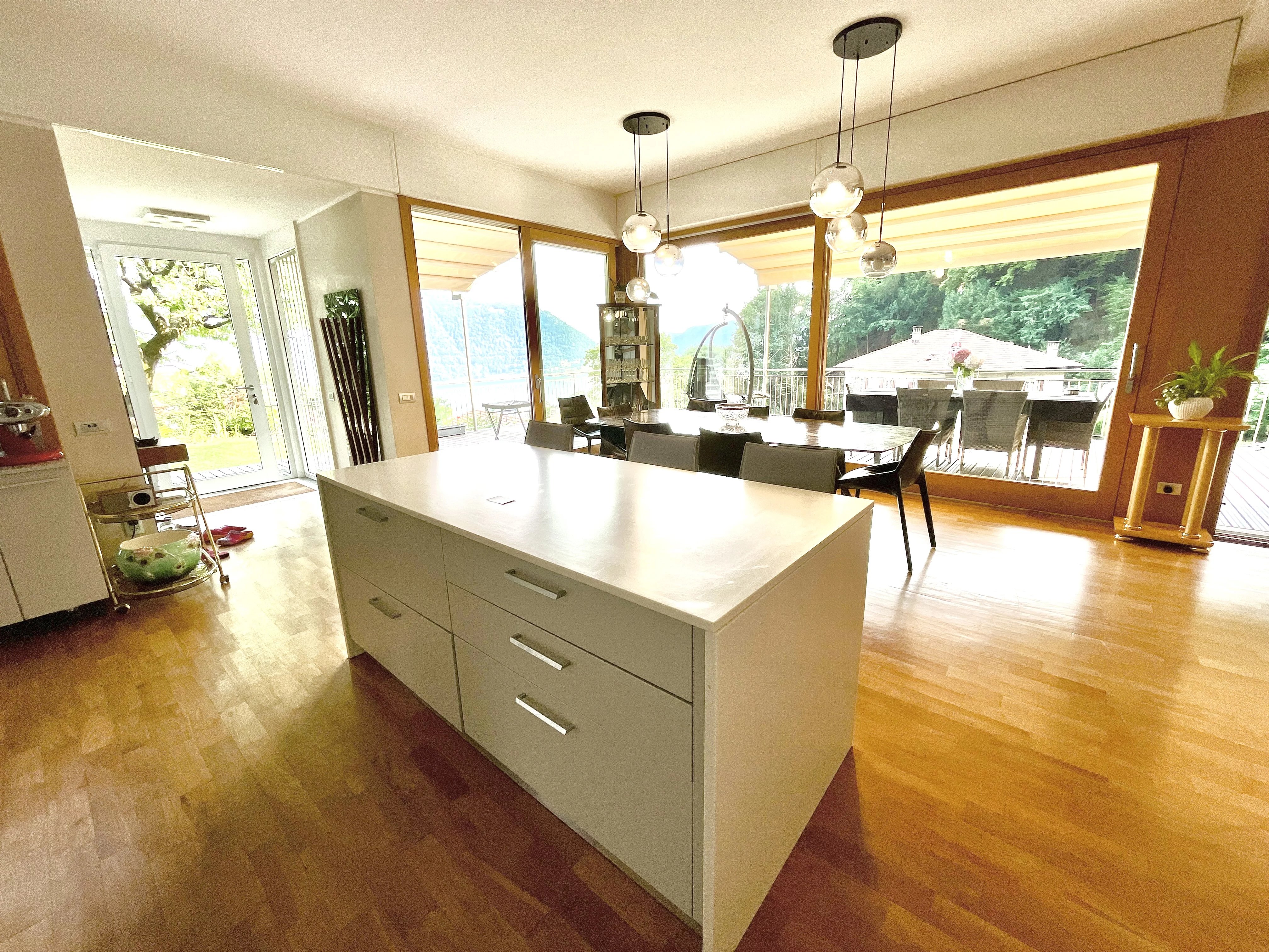 Appartement avec Plafonds Hauts, Baies Vitrées Panoramiques et Jardin Privé au Cœur de Cernobbio - picture 9 title=