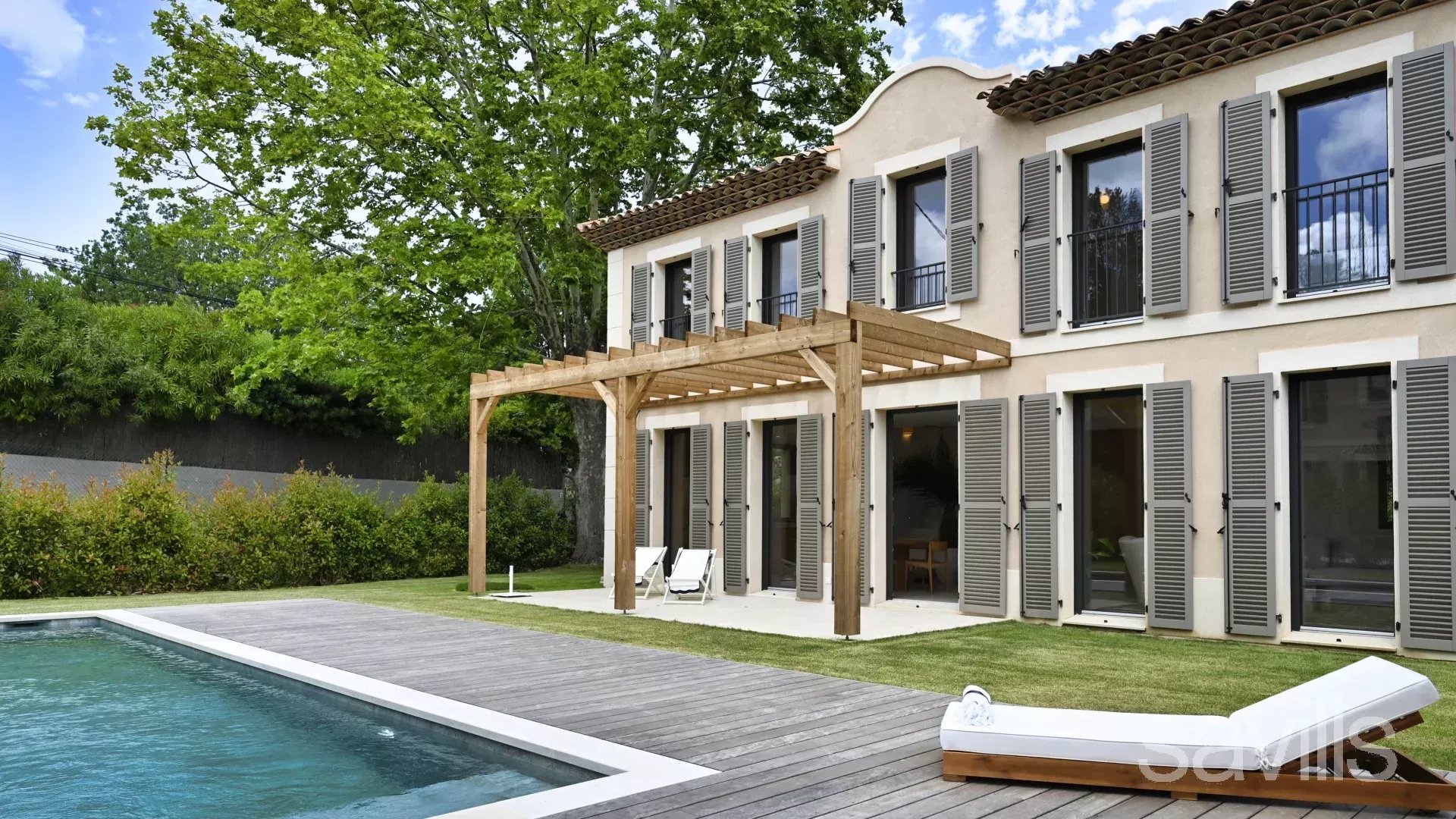Newly built villa ideally located within walkind distance from the town and beaches