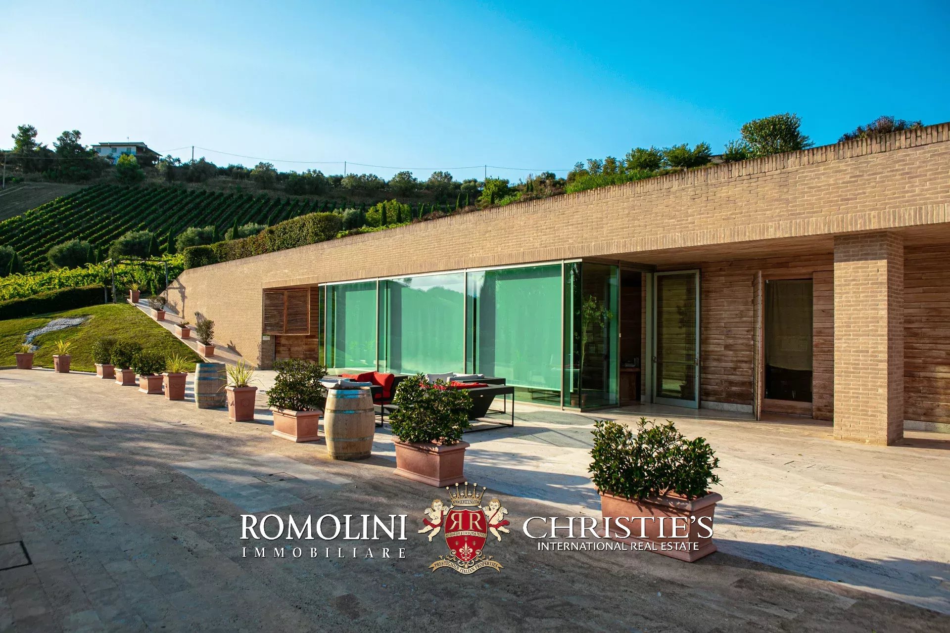 6 Bedroom Vineyard's Image 10