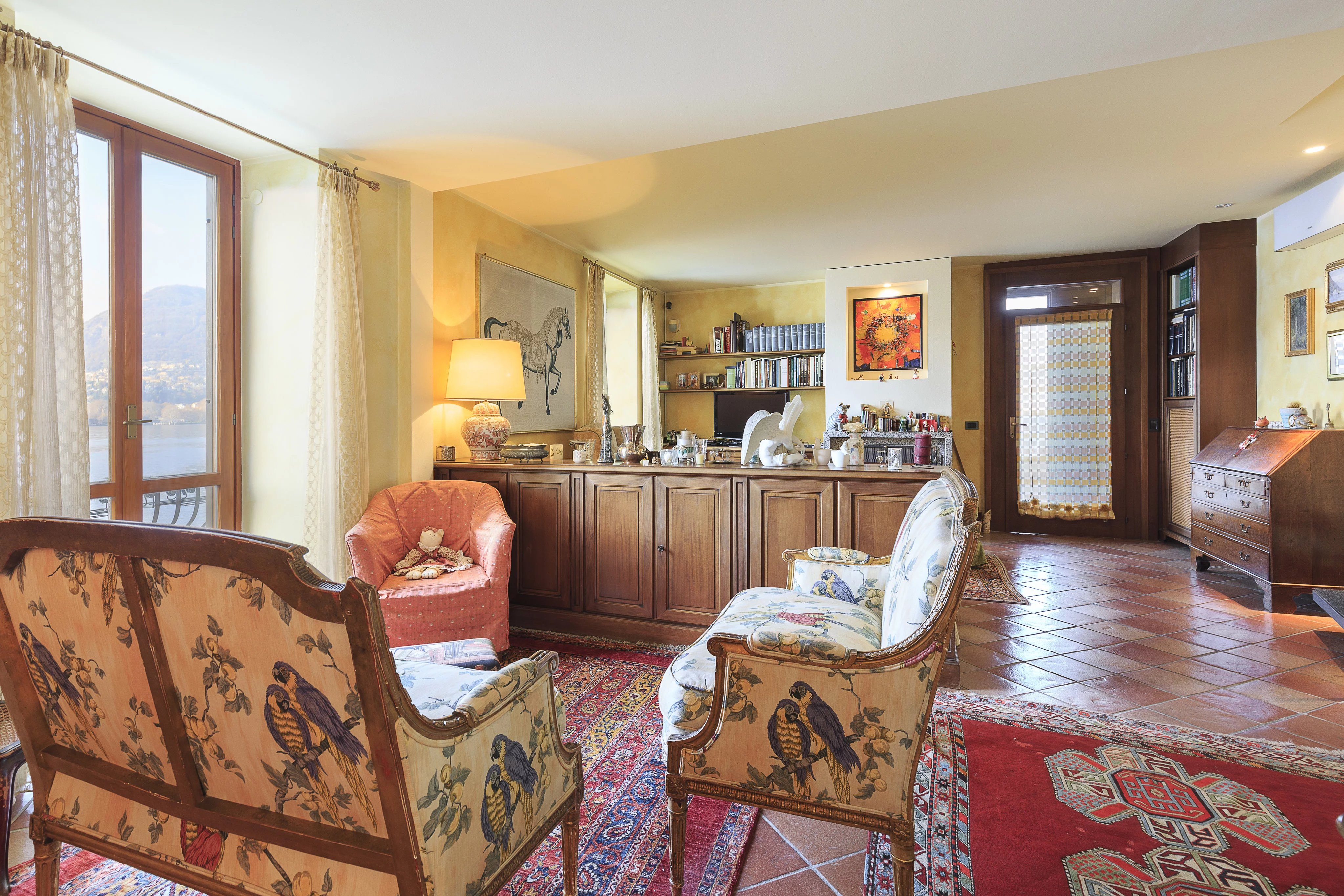 Portion of Villa, pied à l'eau, for sale in Como, on the Lake. - picture 10 title=