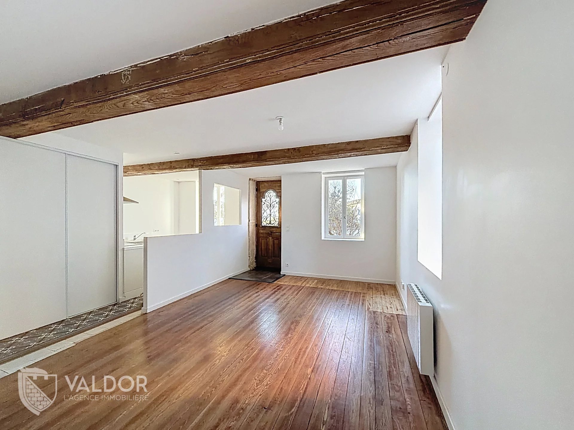 Appartement T4 rénové en rez de rue à Saint-Georges-de-Reneins