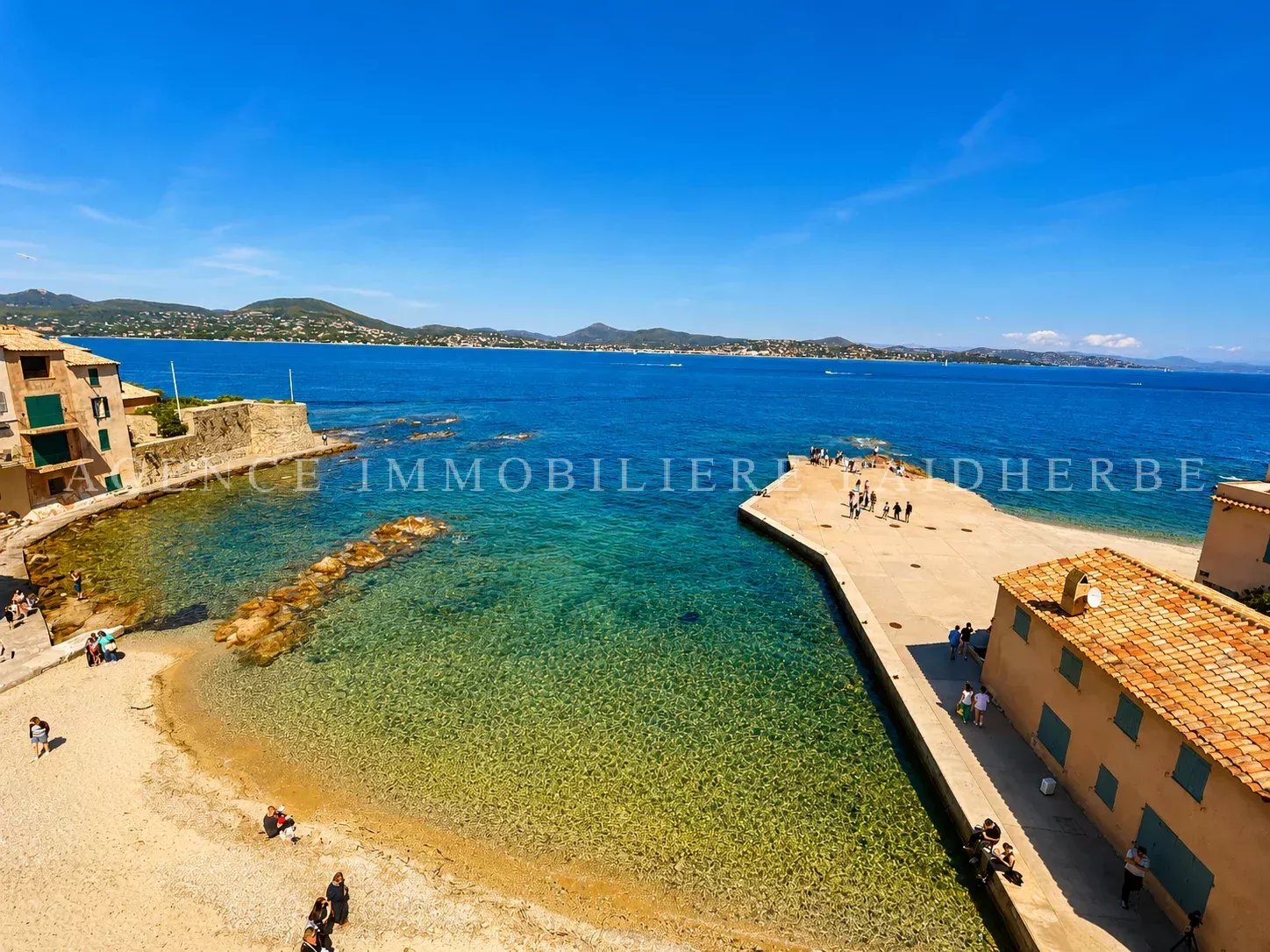 Charmant appartement avec vue imprenable sur la mer dans un cadre paisible.