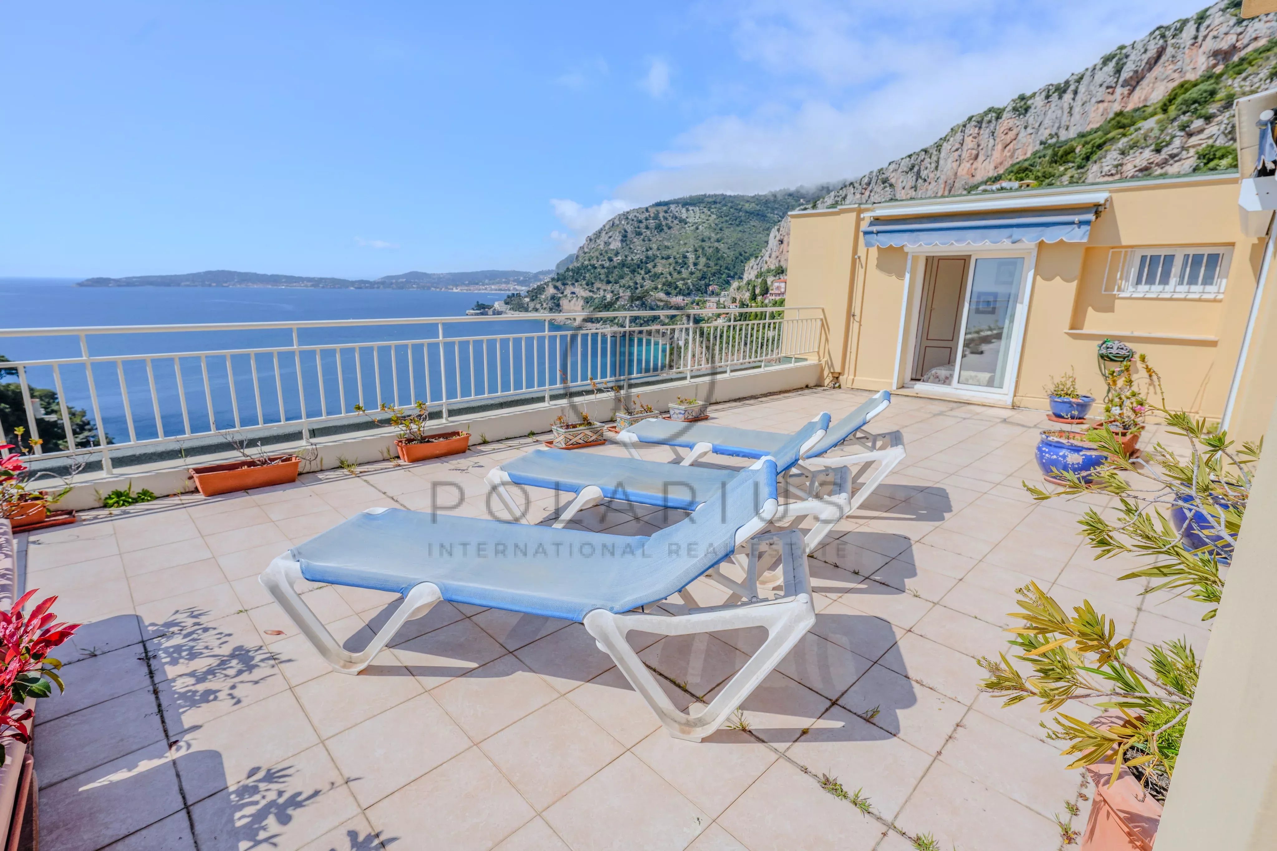 Helles Dachterrassen-Apartment mit Blick auf das Meer und die umliegende Natur.