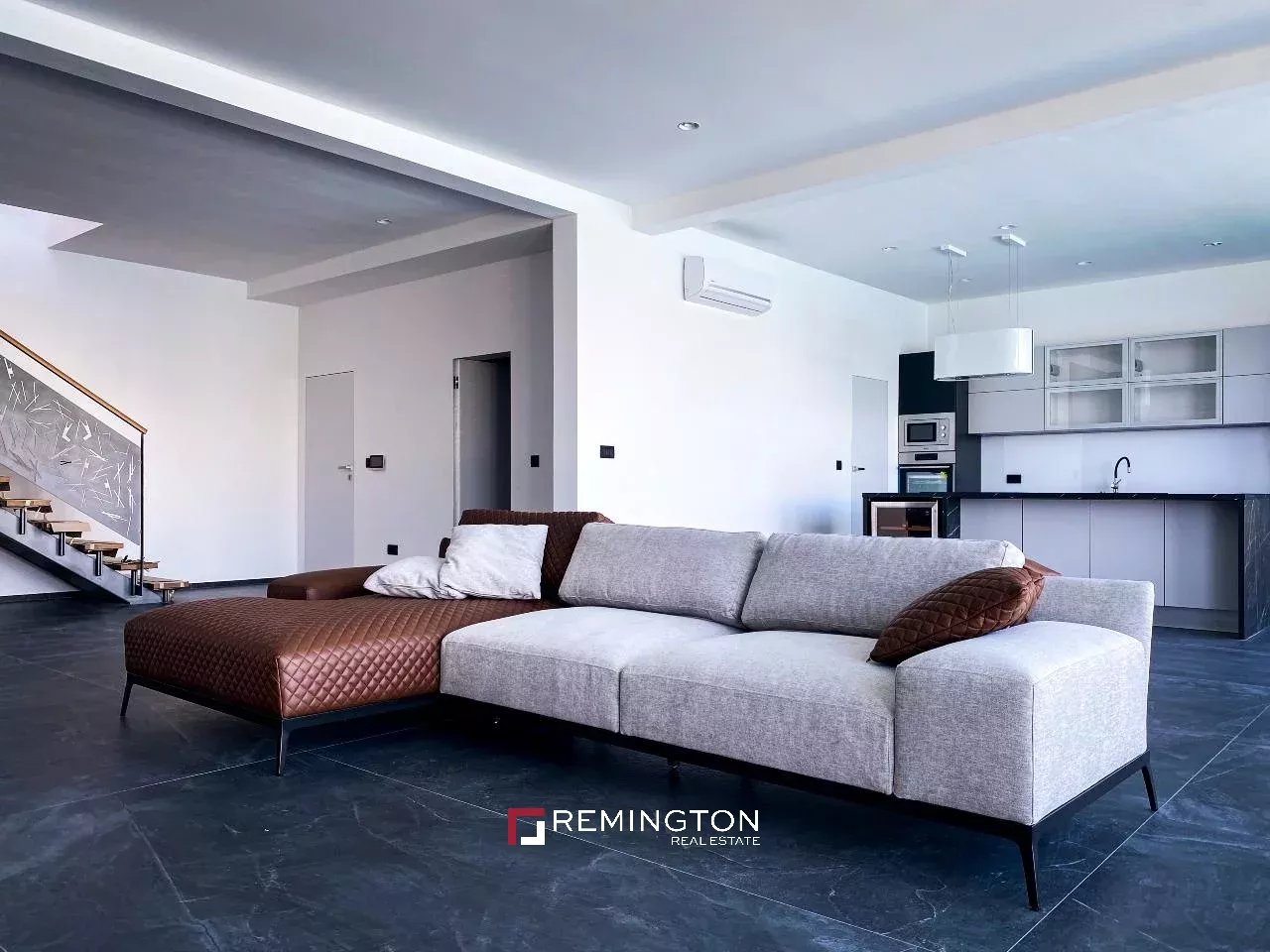 6 Bedroom Villa/Townhouse's Image 4